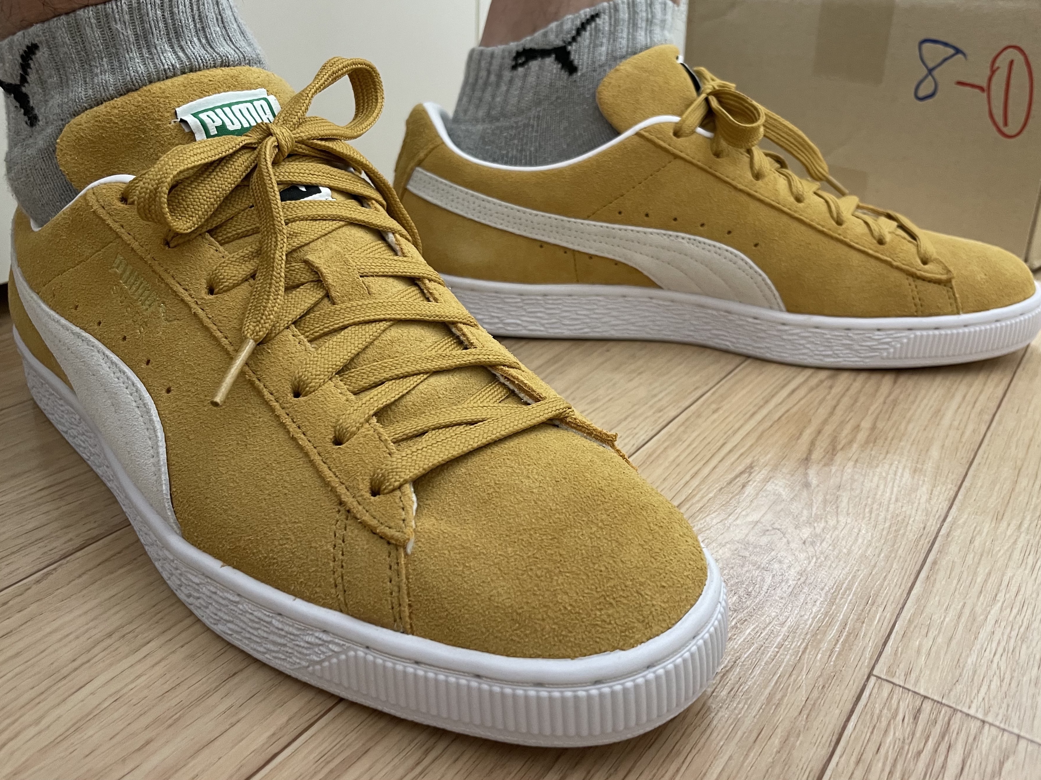 Puma Suede Classic XXI Mustard White 착용 스타일 - 1