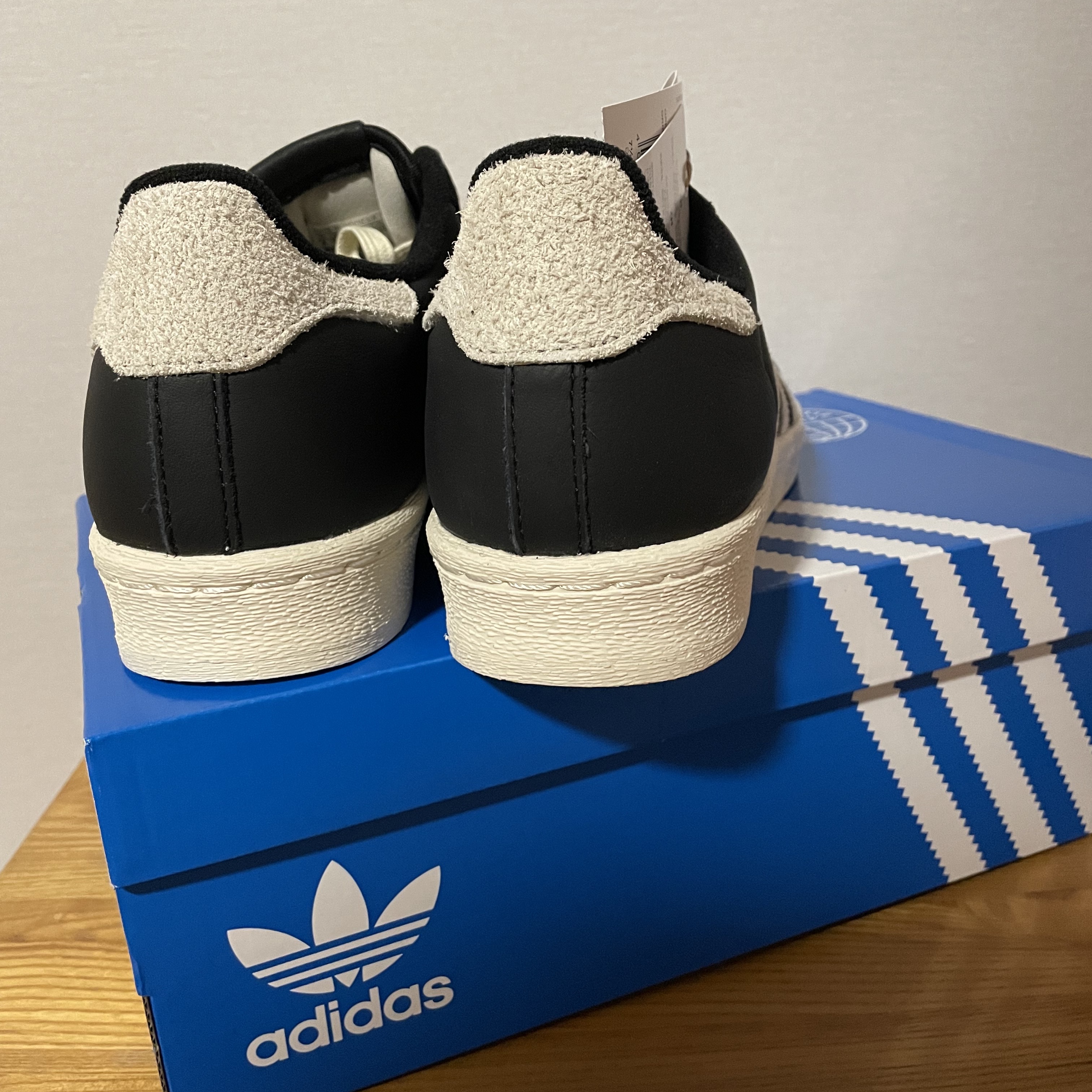 Adidas Superstar 82 Black White 착용 스타일 - 1