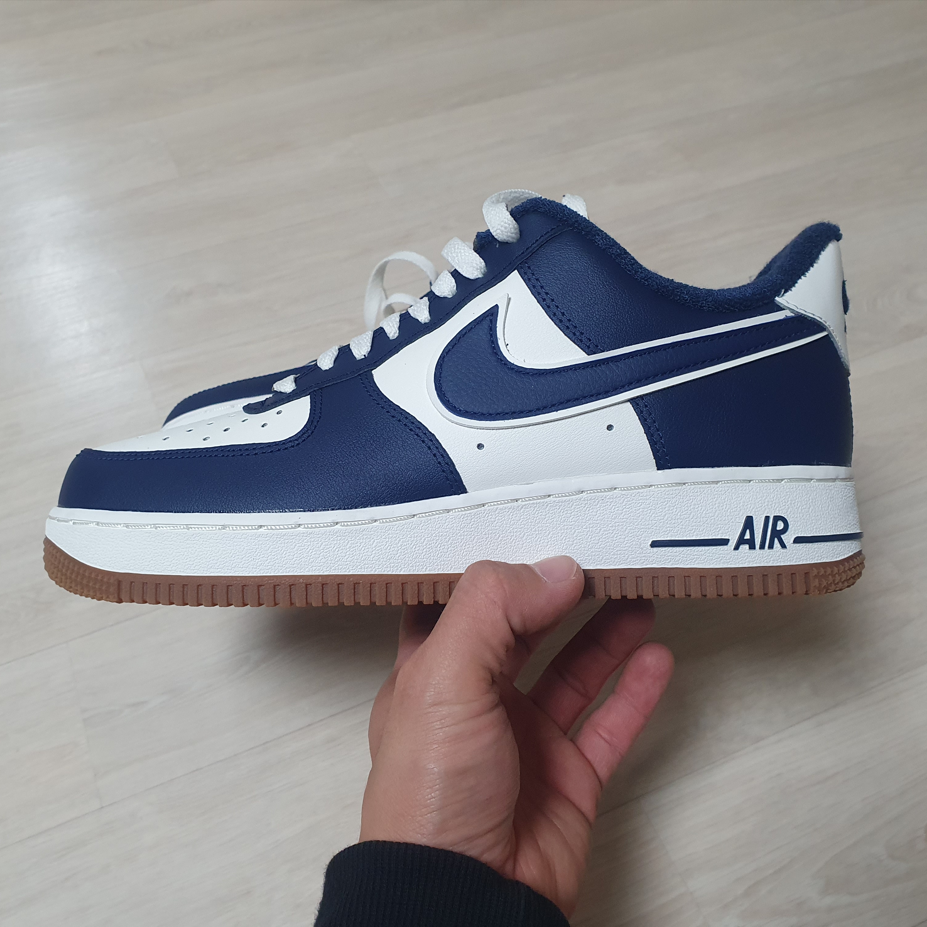 Nike Air Force 1 '07 LV8 Midnight Navy 착용 스타일