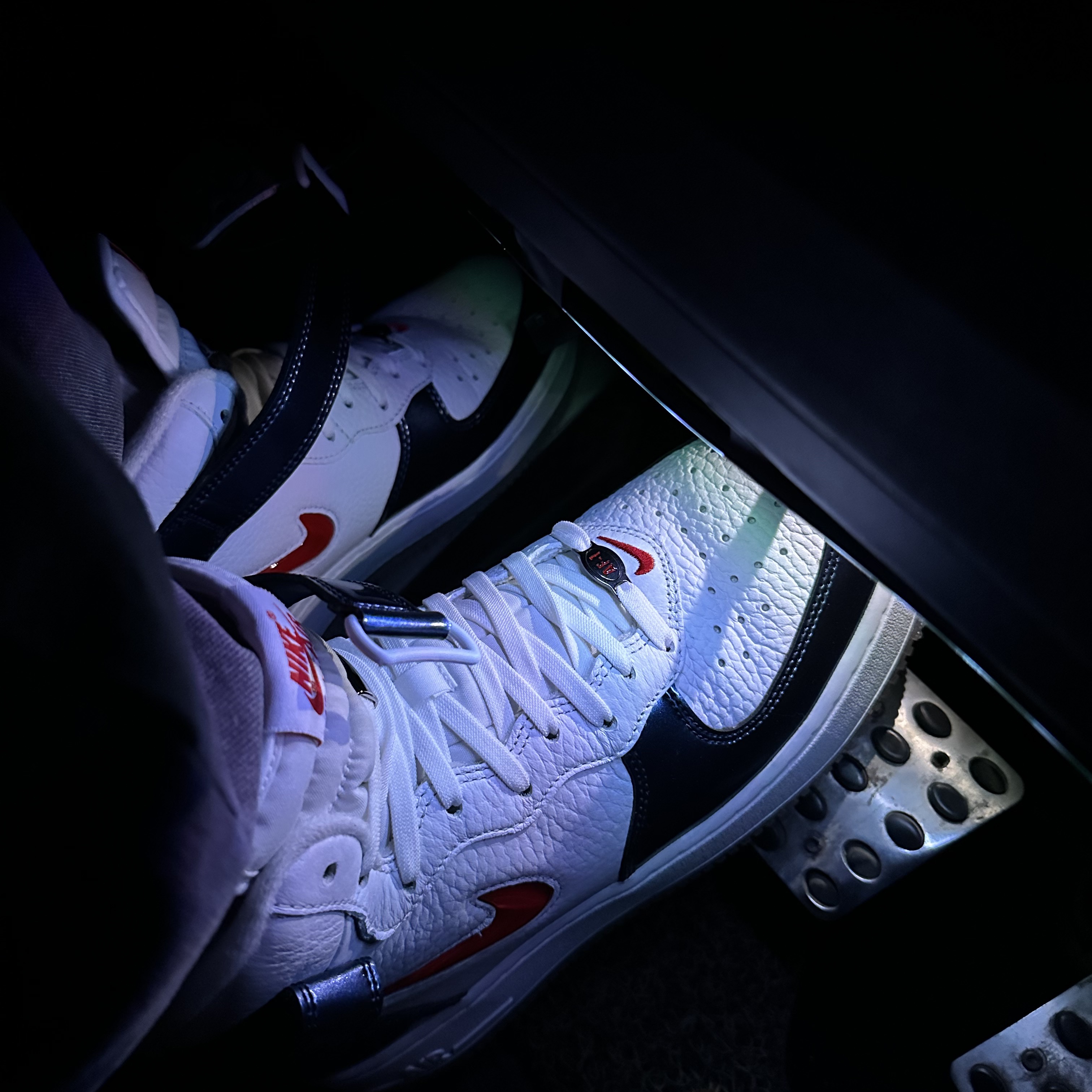 Nike Air Force 1 Mid QS University Red and Midnight Navy 착용 스타일 - 1