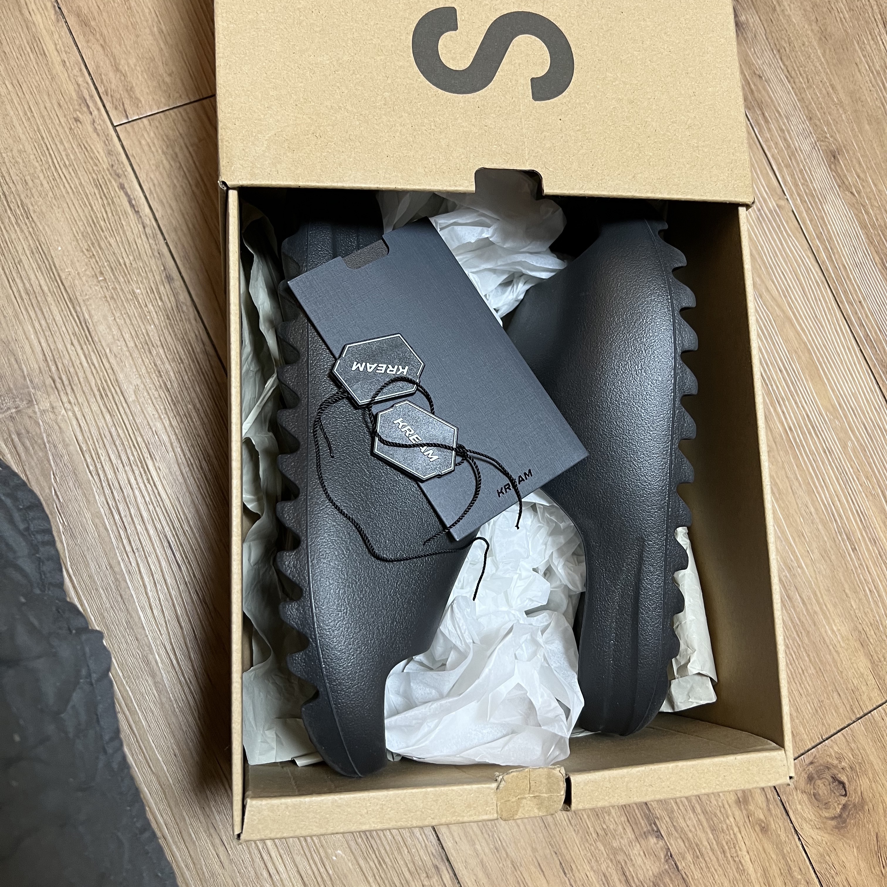 Adidas Yeezy Slide Onyx 착용 스타일