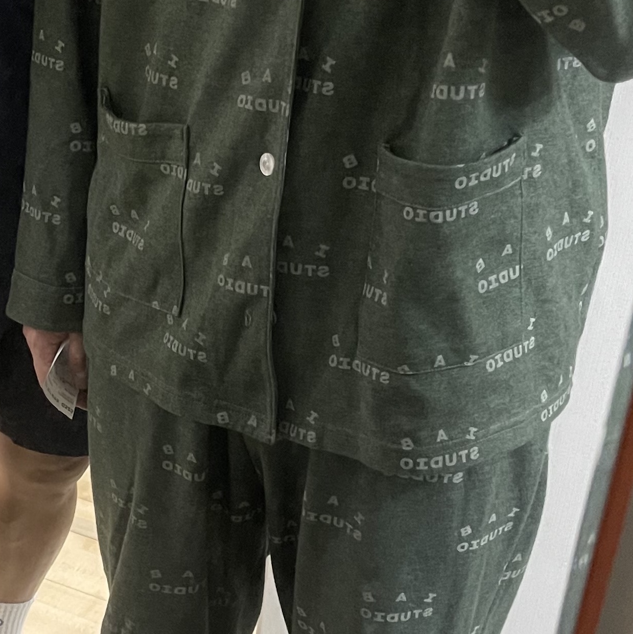 IAB Studio Pajama Set Deep Green 착용 스타일
