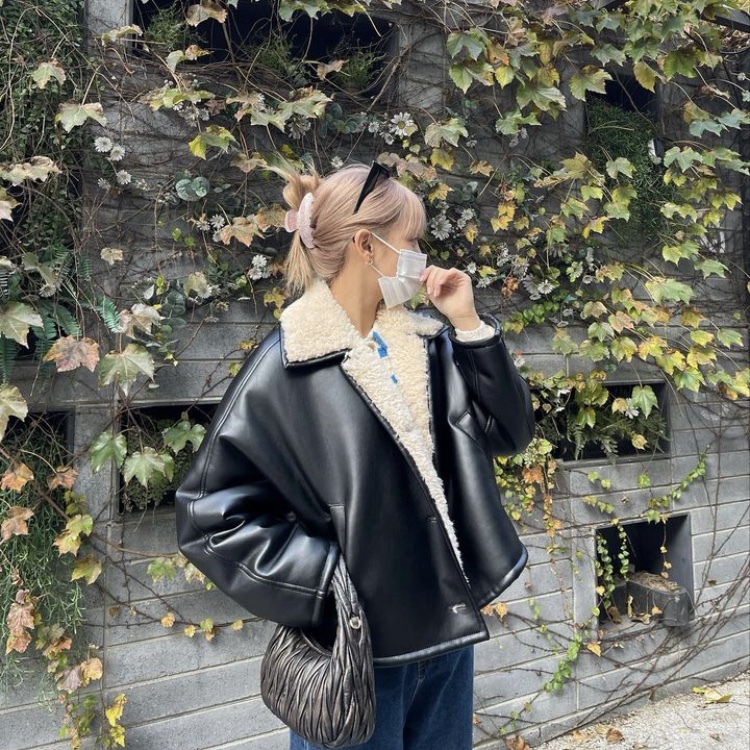 Miu Miu Wander Matelasse Nappa Leather Small Hobo Bag Black 착용 스타일 - 2