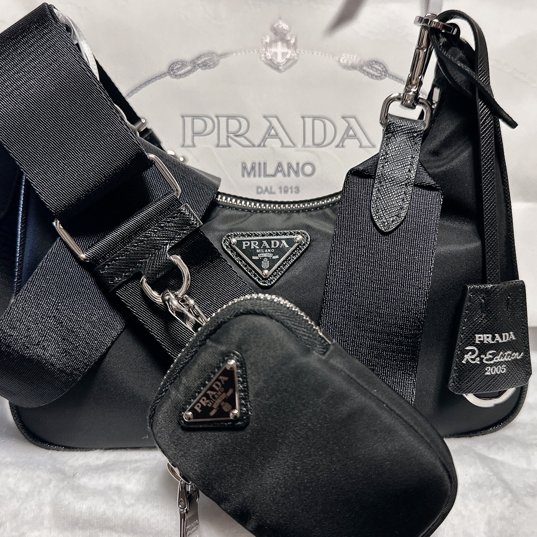 Prada Re-Edition 2005 Re-Nylon Shoulder Bag Black 착용 스타일