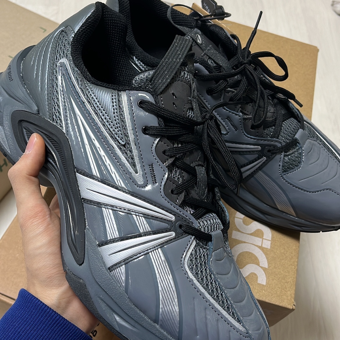 Asics HN2-S Protoblast Steel Grey 착용 스타일 - 2