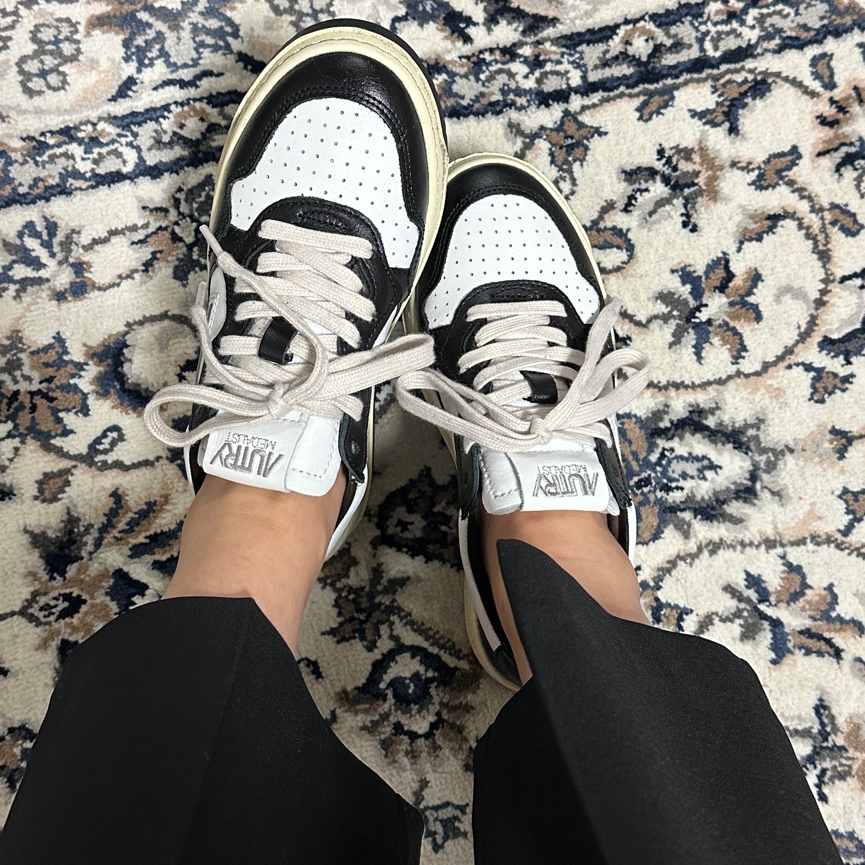 (W) Autry Medalist Low Leather Sneakers Black White 착용 스타일 - 1