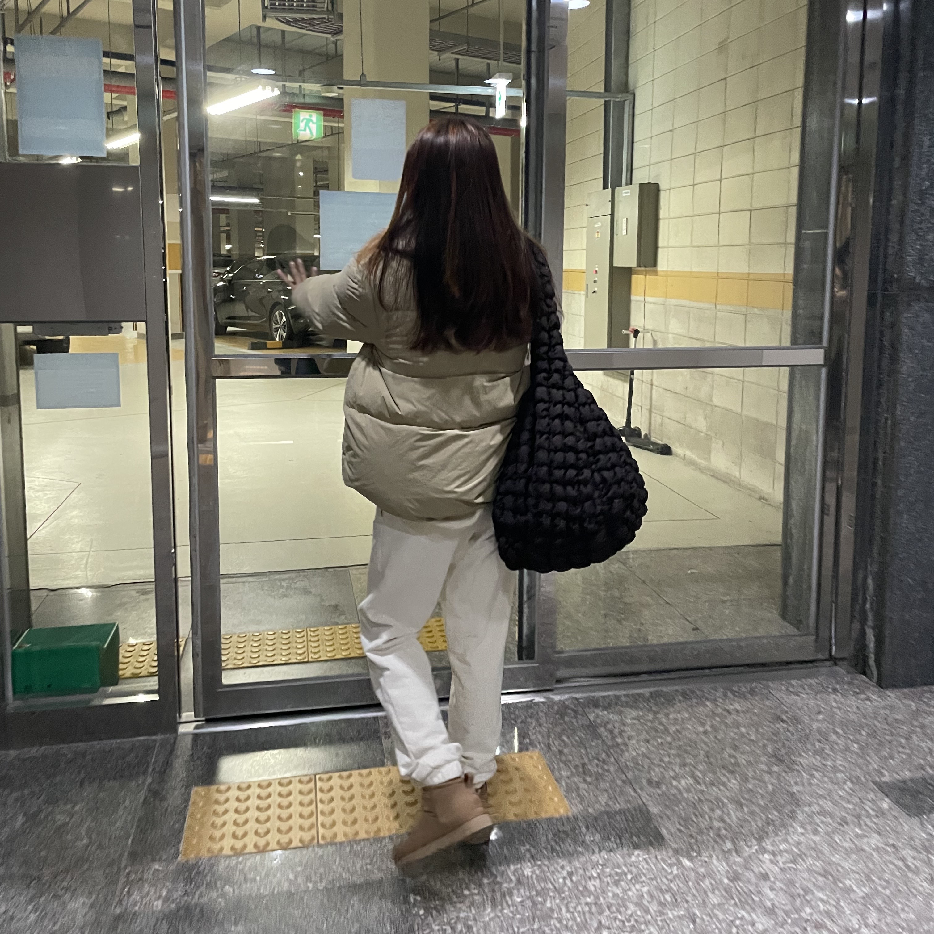 (W) UGG Classic Ultra Mini Boots Chestnut, COS Quilted Oversized Shoulder Bag Brown 착용 스타일