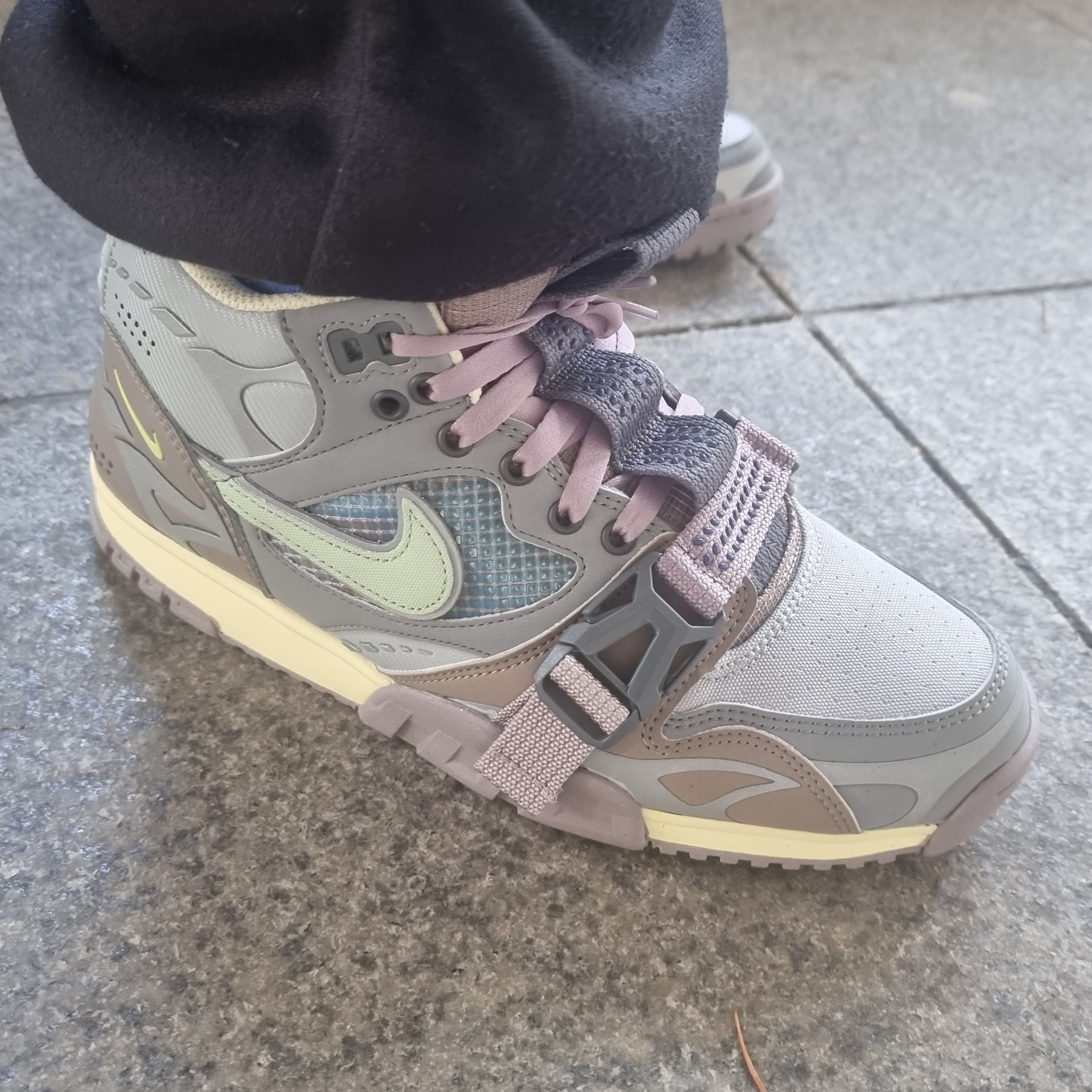 Nike Air Trainer 1 SP Light Smoke Grey and Honeydew 착용 스타일 - 1