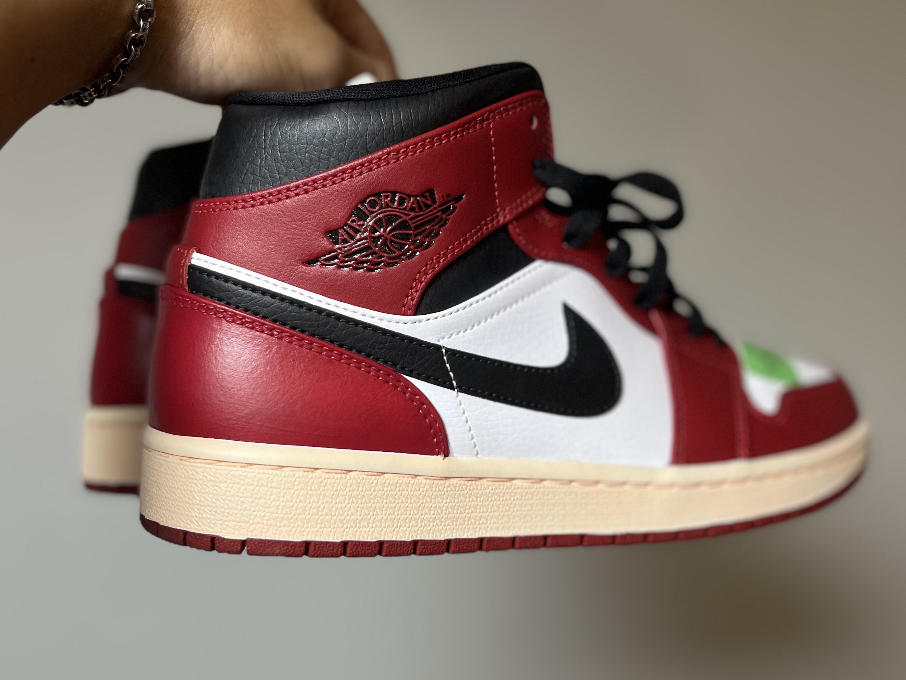 Jordan 1 Mid Chicago 2020 착용 스타일 - 1
