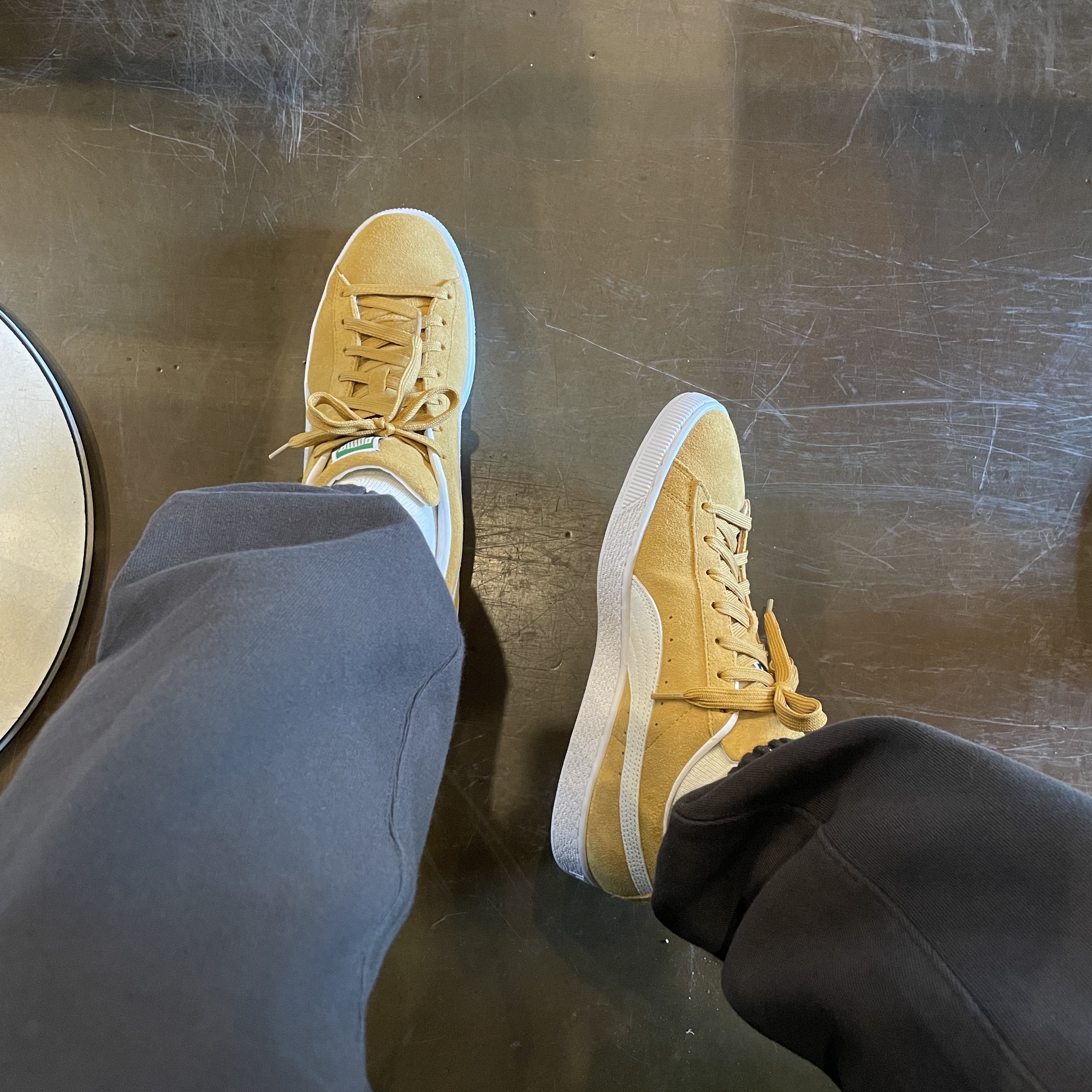 Puma Suede Classic XXI Mustard White 착용 스타일 - 1