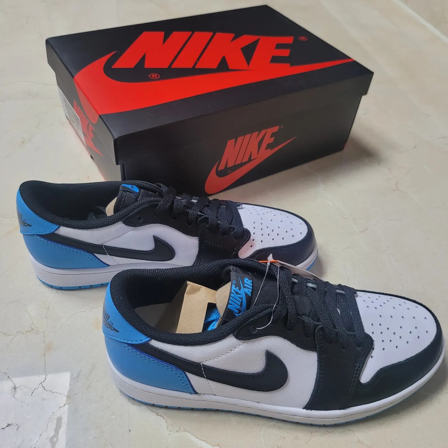 Jordan 1 Retro Low OG Black and Dark Powder Blue 착용 스타일 - 1