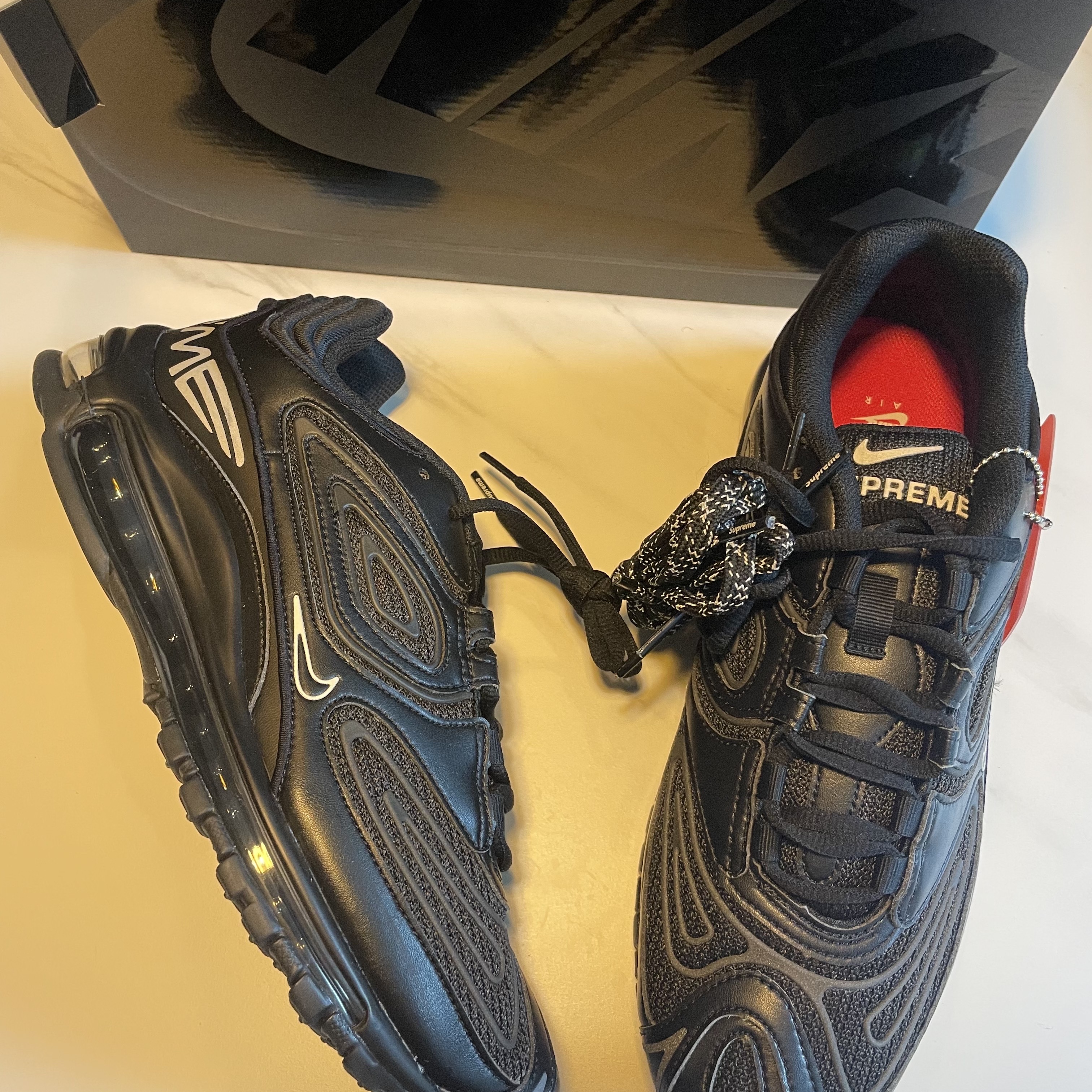 Nike x Supreme Air Max 98 TL Black 착용 스타일 - 1