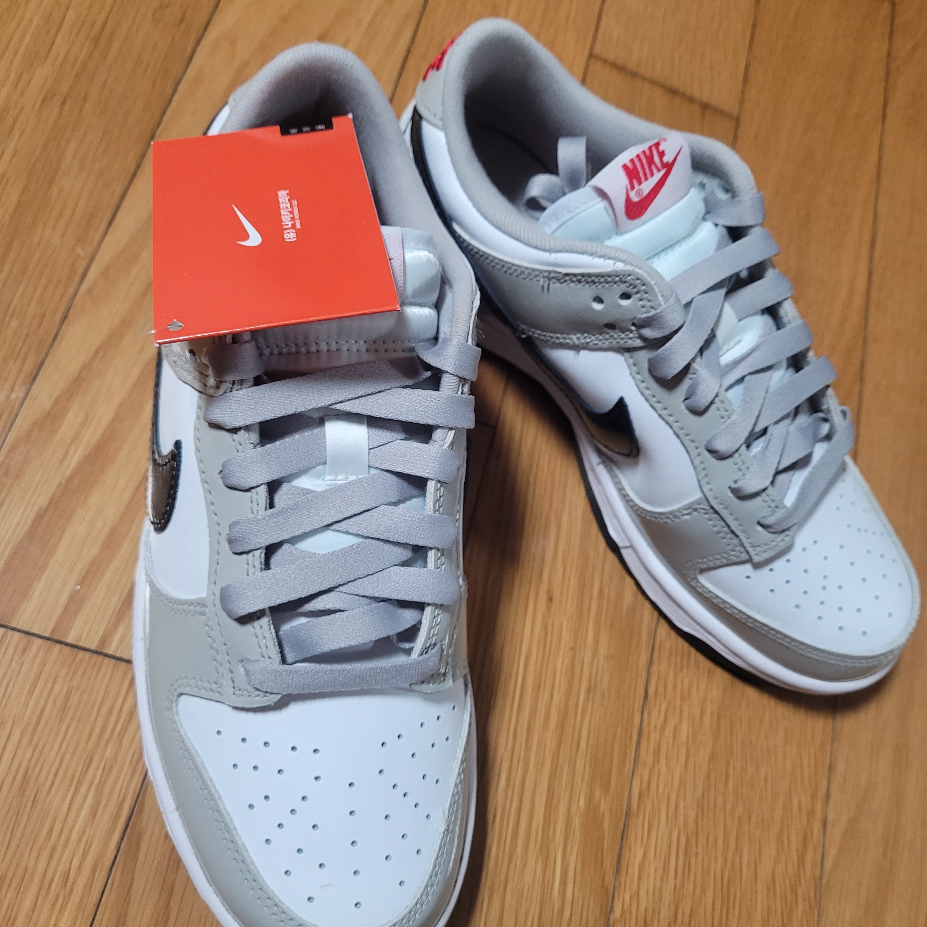 (W) Nike Dunk Low Essential Light Iron Ore Black μ°©μ© μ€νμΌ - 1