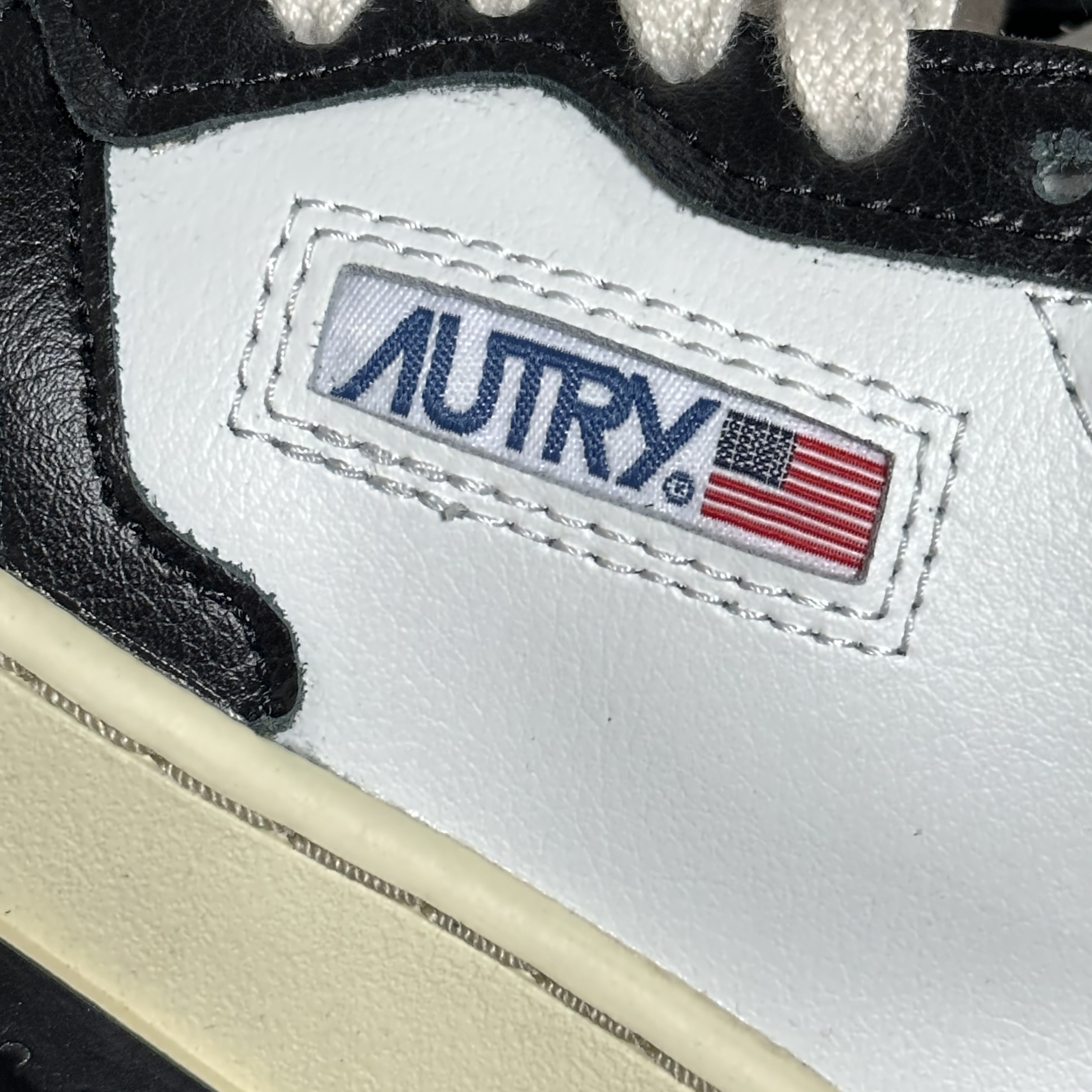 (W) Autry Medalist Low Leather Sneakers Black White 착용 스타일 - 3