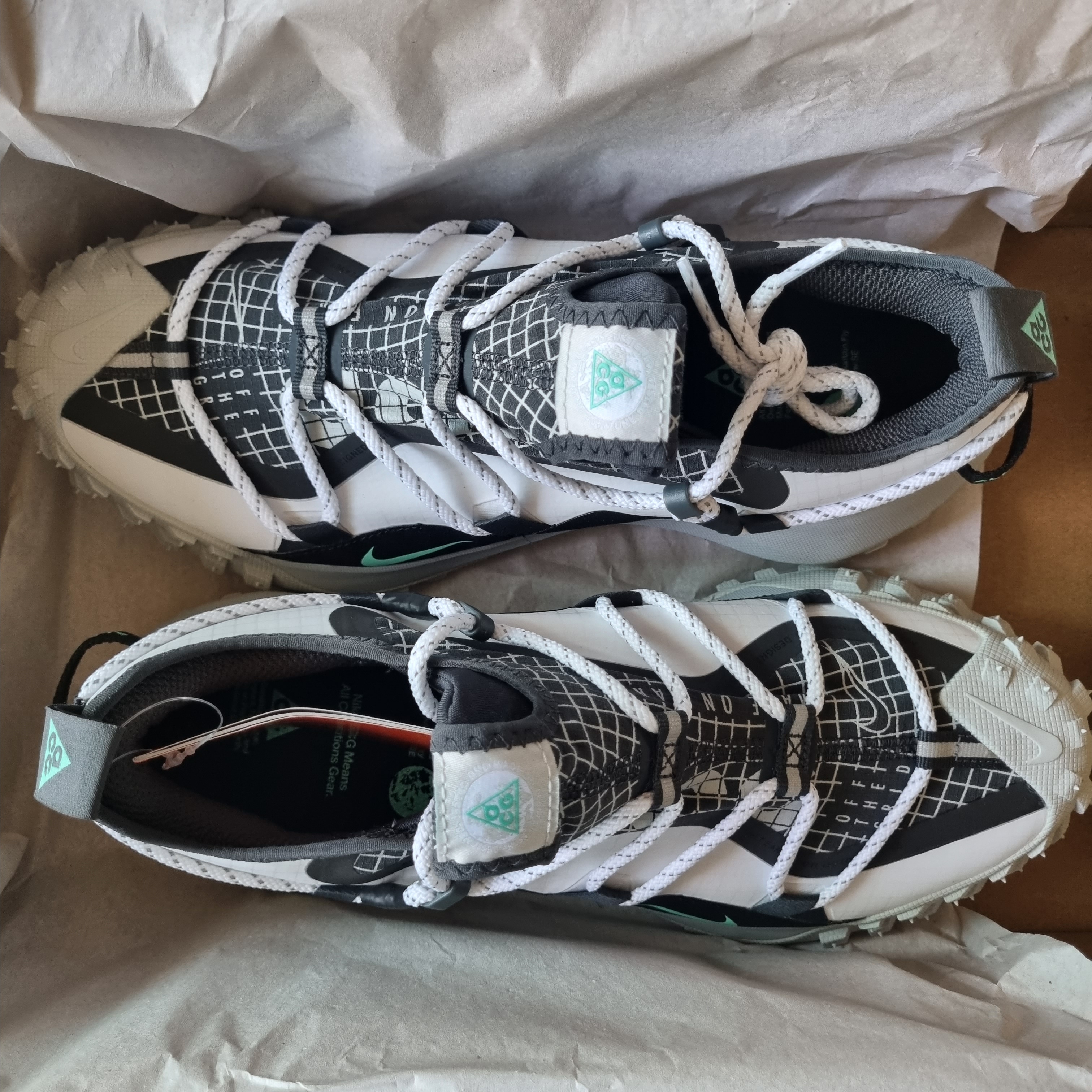 Nike ACG Mountain Fly Low SE White and Black 착용 스타일 - 1