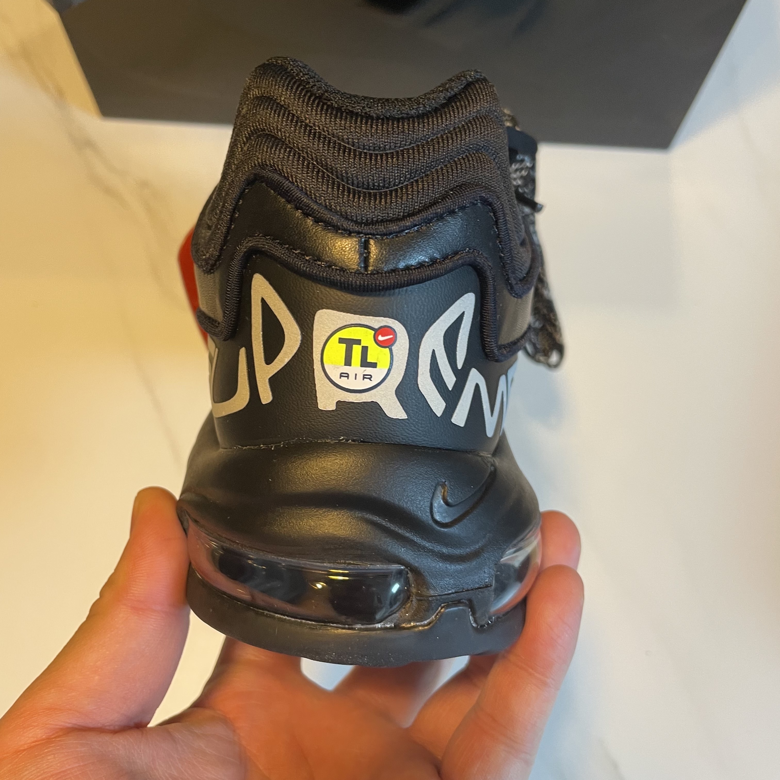 Nike x Supreme Air Max 98 TL Black 착용 스타일 - 4