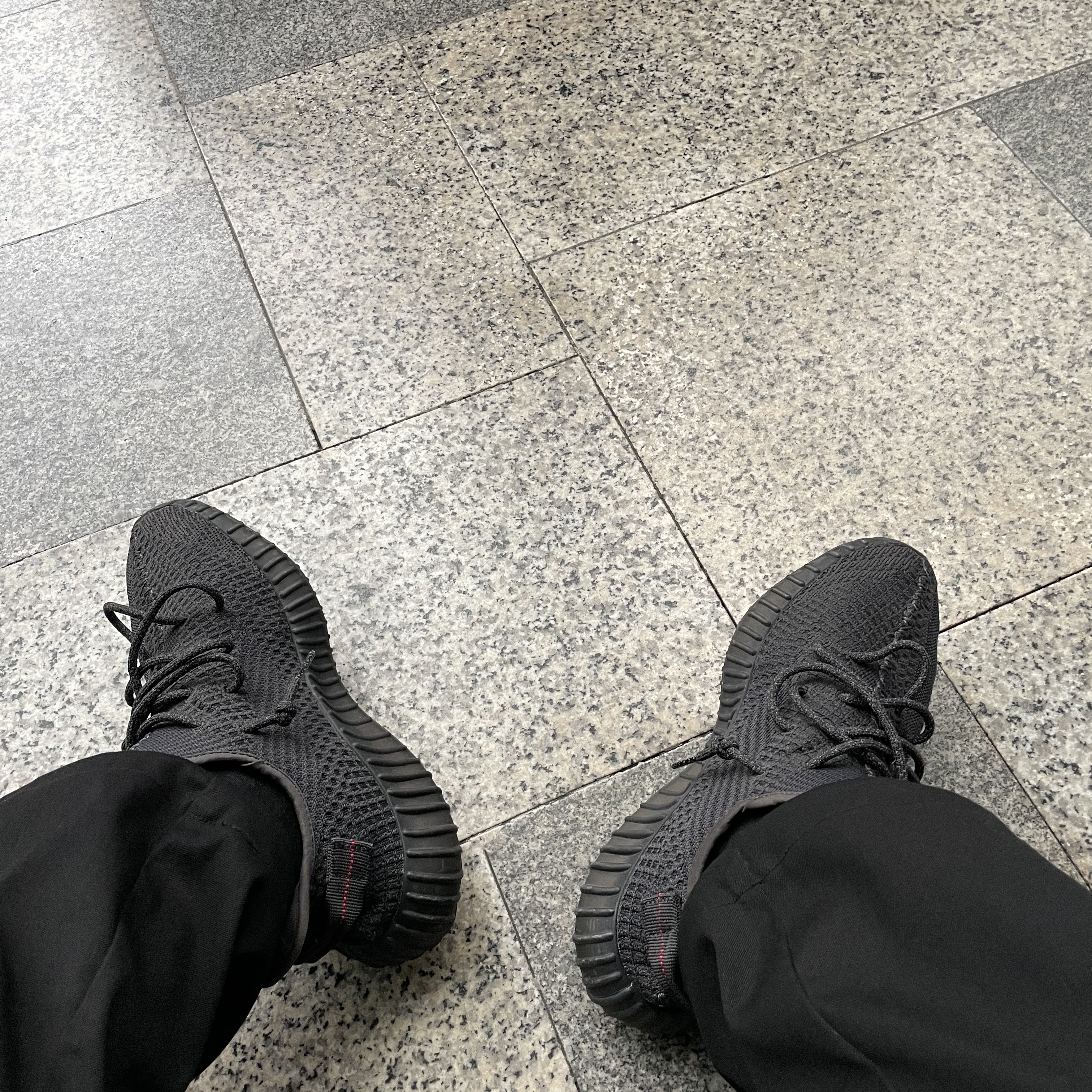 Adidas Yeezy Boost 350 V2 Black - Non-Reflective 착용 스타일