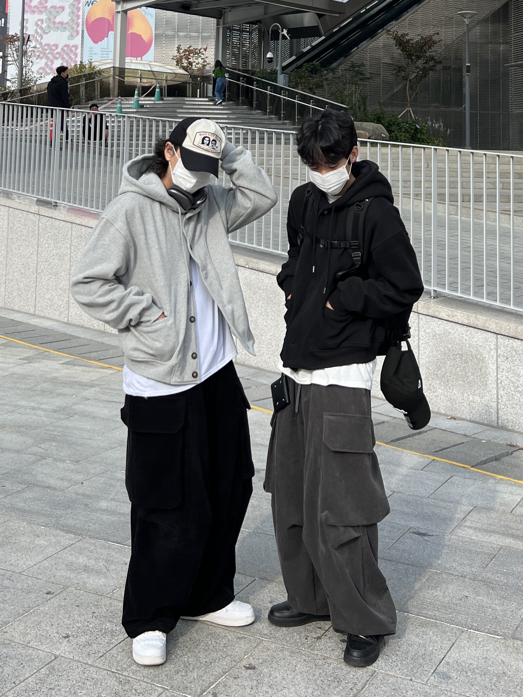 Nike Air Force 1 '07 Low White, Nike Air Force 1 '07 Low Triple Black 착용 스타일 - 1