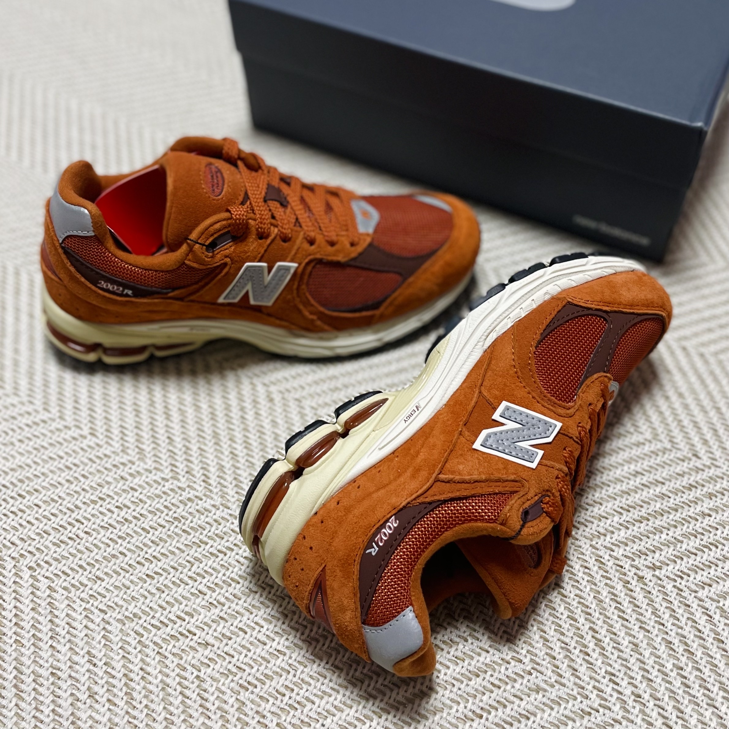 New Balance 2002R Rust Oxide 착용 스타일