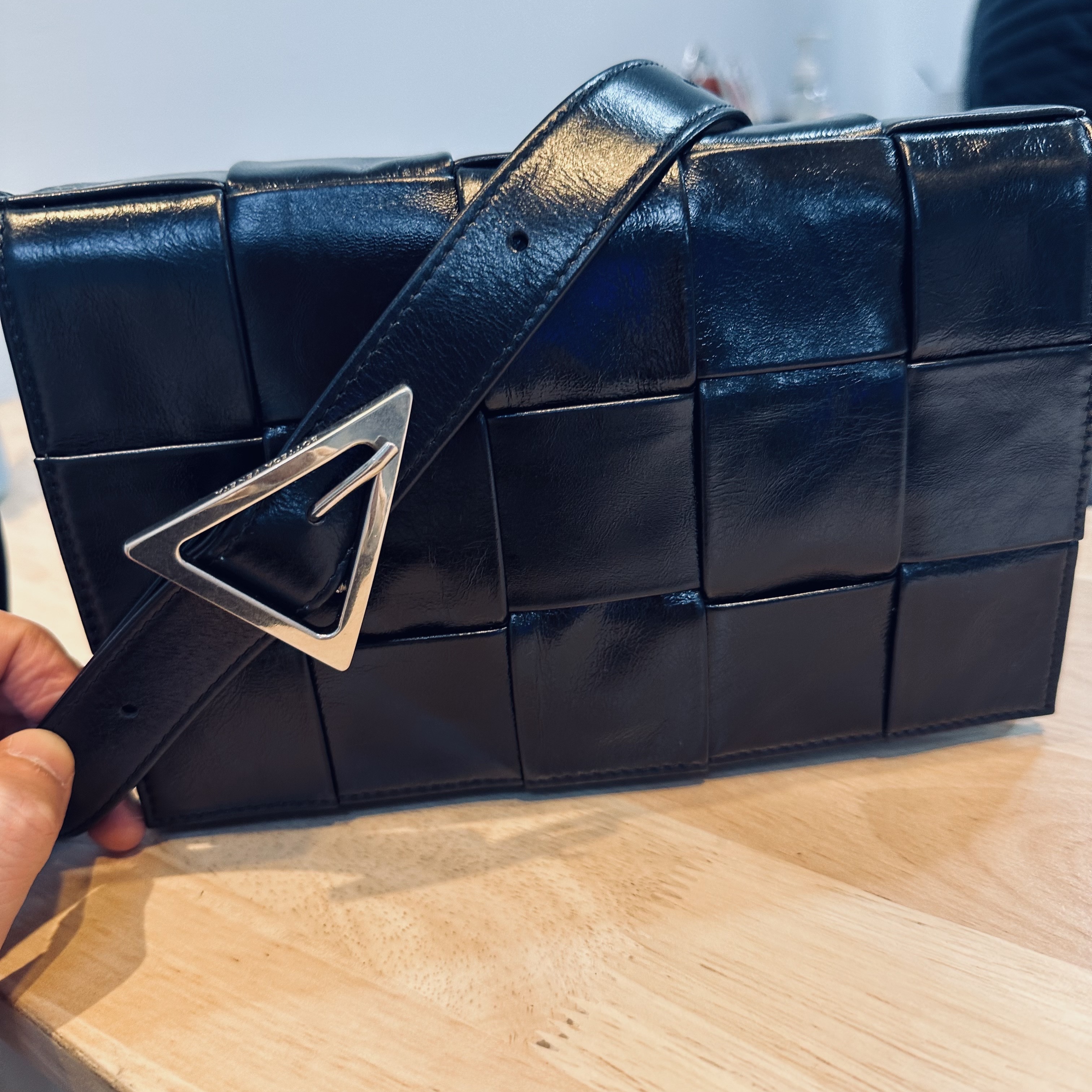 Bottega Veneta Small Leather Cassette Black 착용 스타일