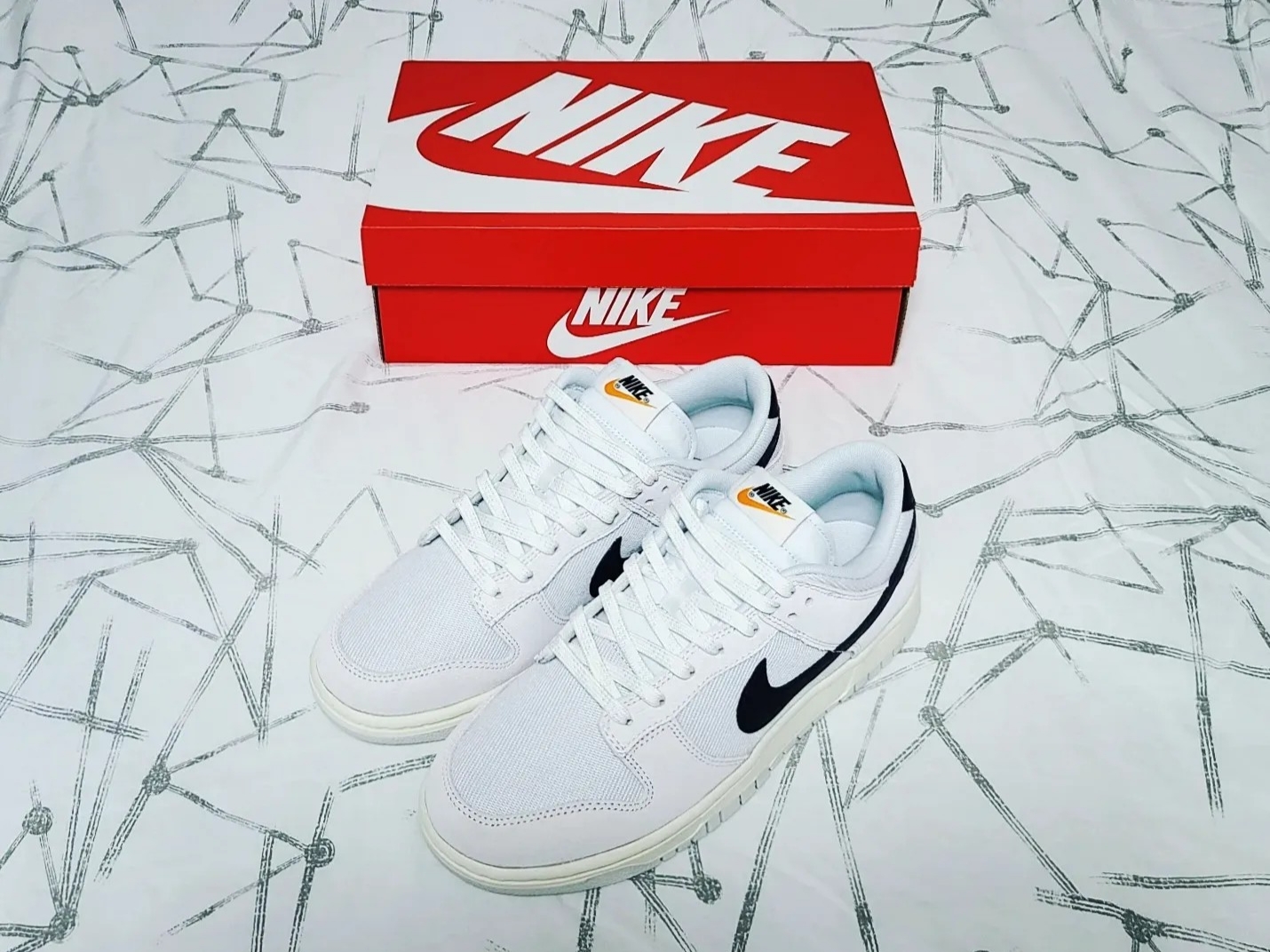 Nike Dunk Low SE Photon Dust and Summit White 착용 스타일 - 1