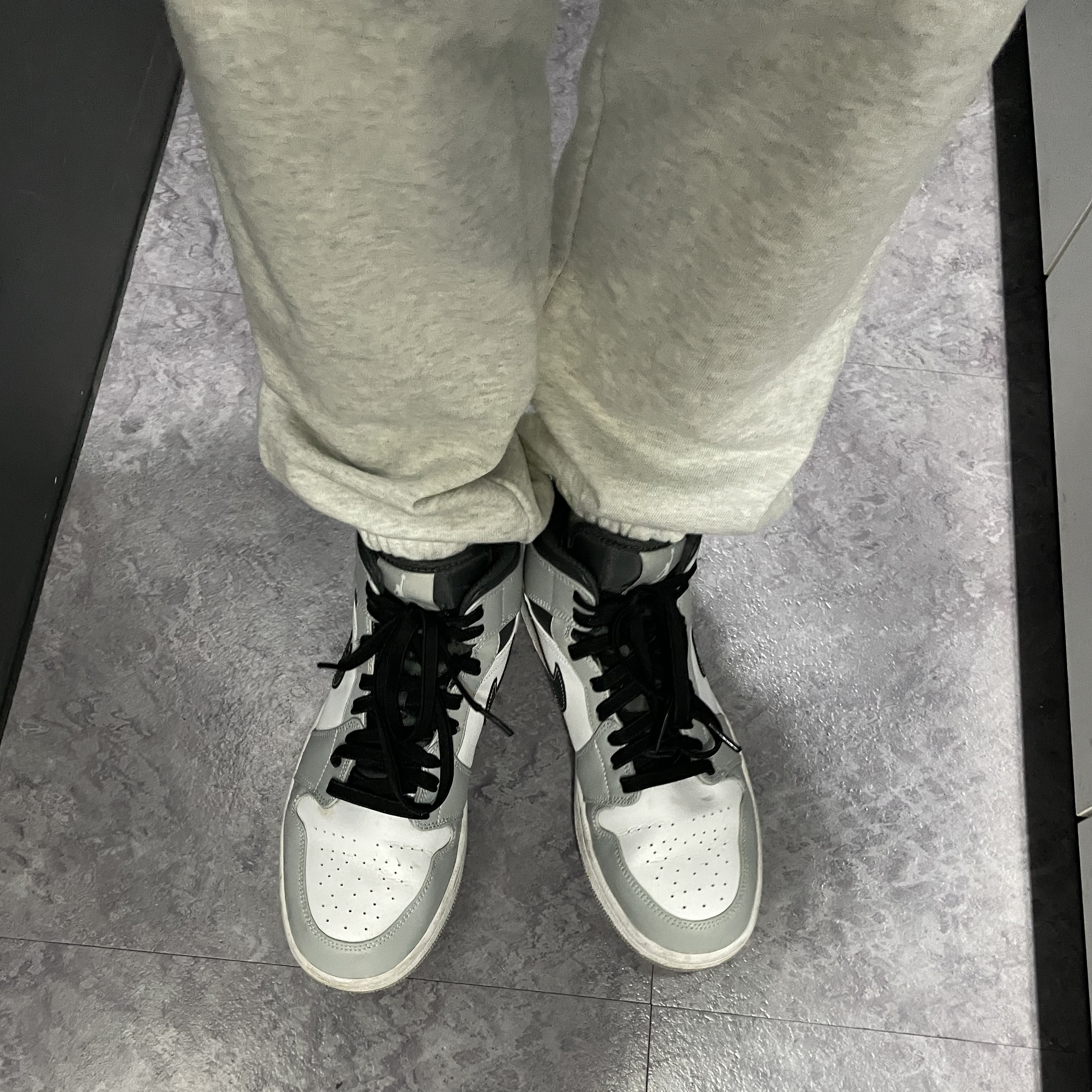Jordan 1 Mid Light Smoke Grey Anthracite 착용 스타일