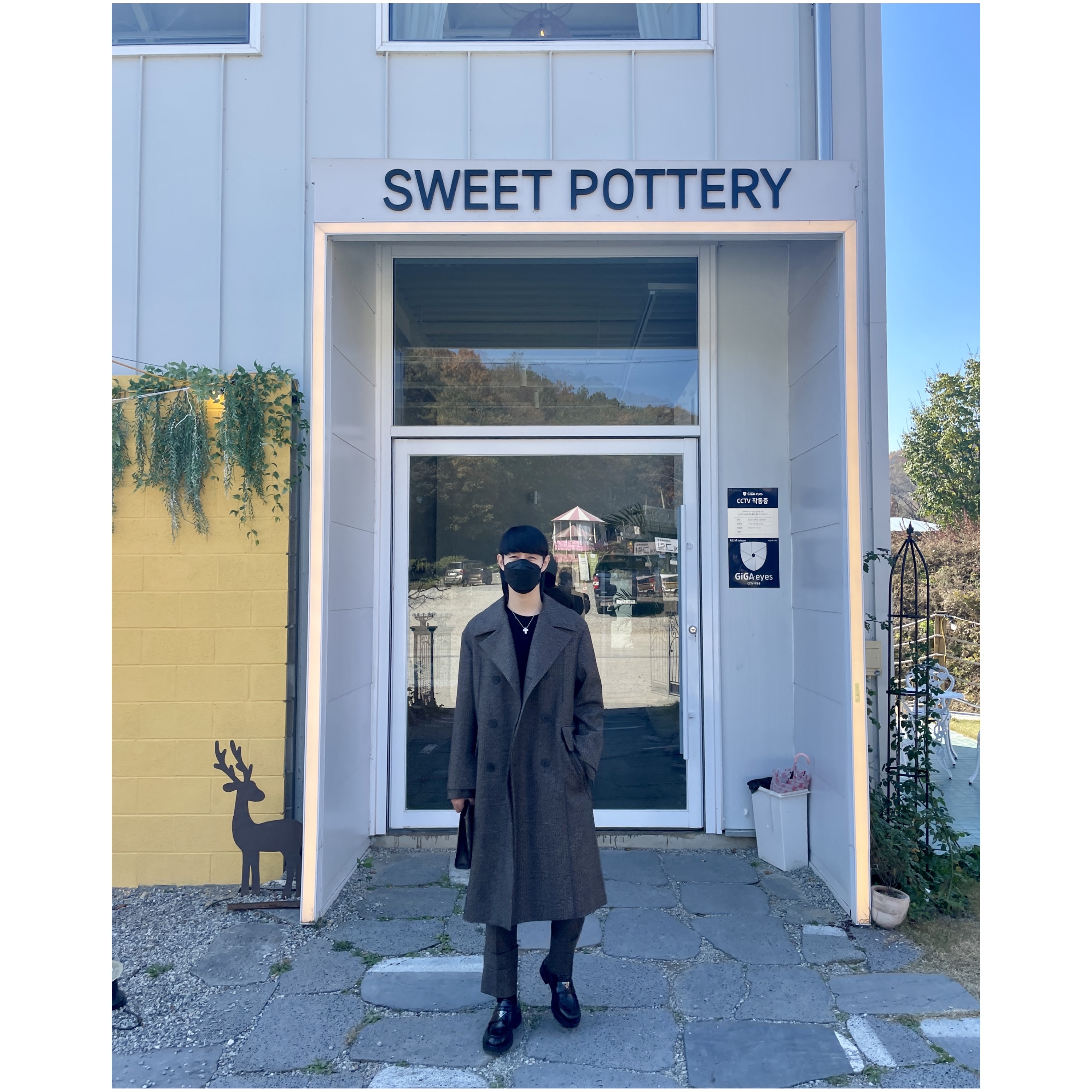 Wooyoungmi Belted Turn Up Check Coat Brown - 22FW, Wooyoungmi Wool Cabra Crop Trousers Brown - 22FW 착용 스타일 - 1