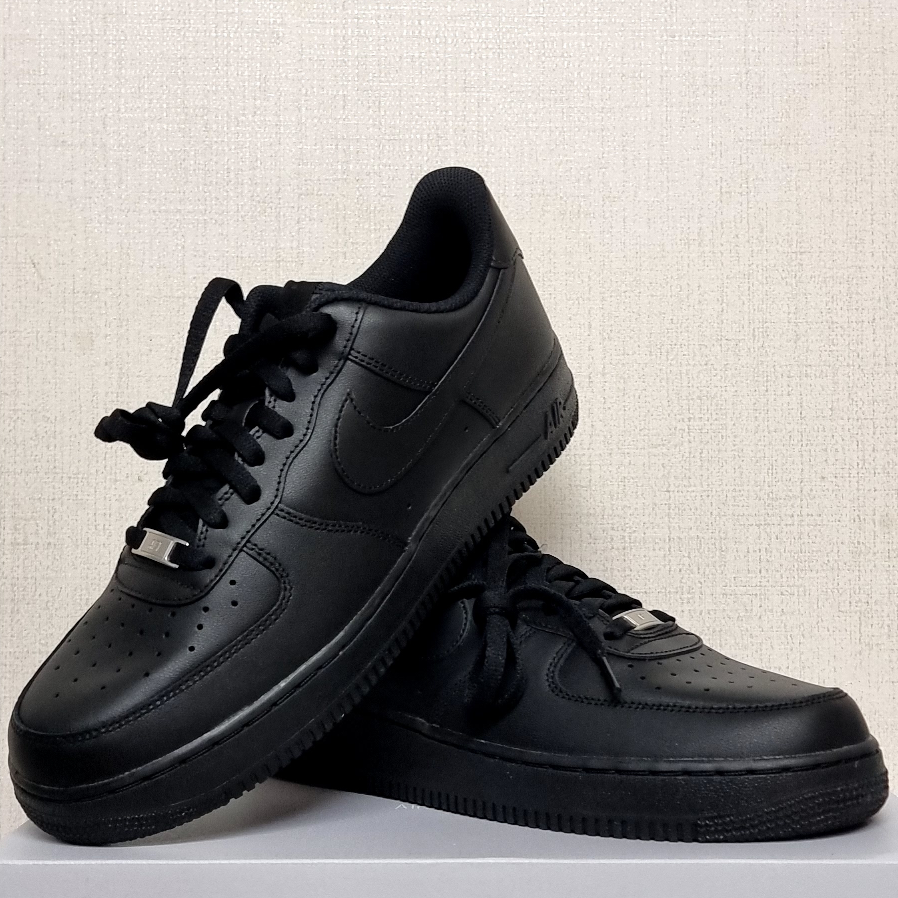 Nike Air Force 1 '07 Low Triple Black 착용 스타일