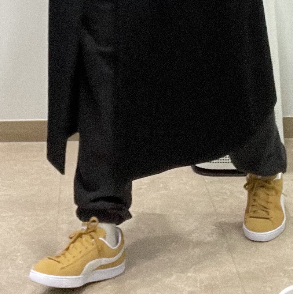 Puma Suede Classic XXI Mustard White 착용 스타일 - 3