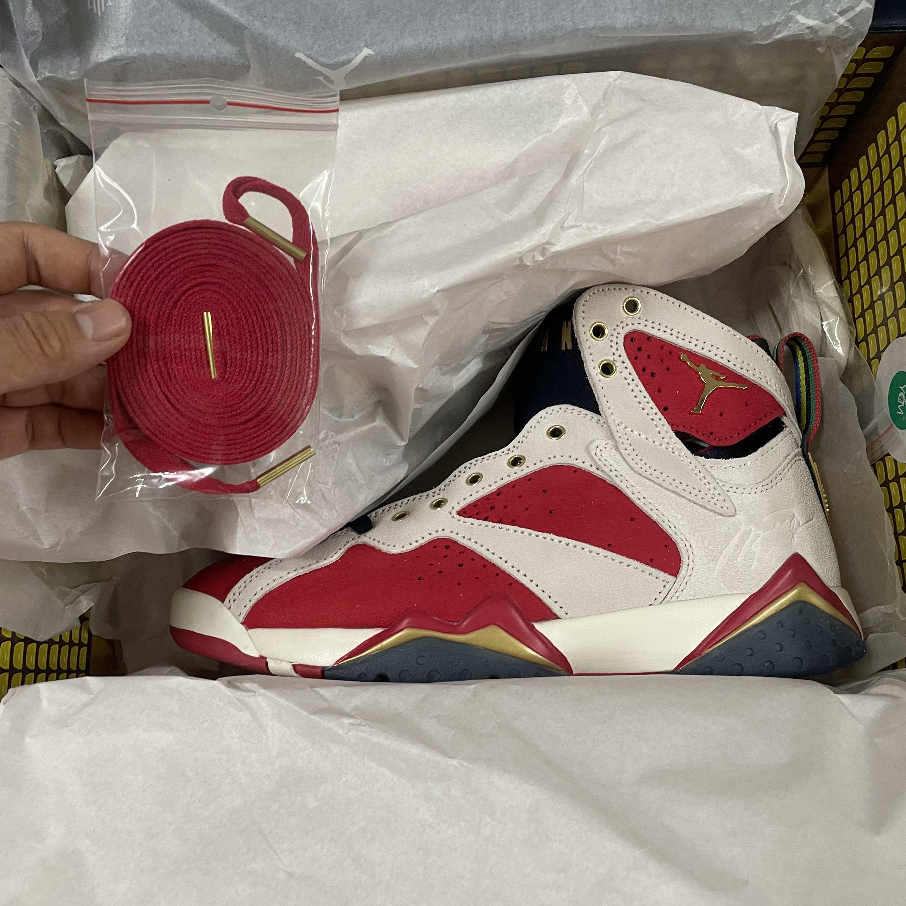 Jordan 7 x Trophy Room Retro SP True Red and Obsidian 착용 스타일 - 3