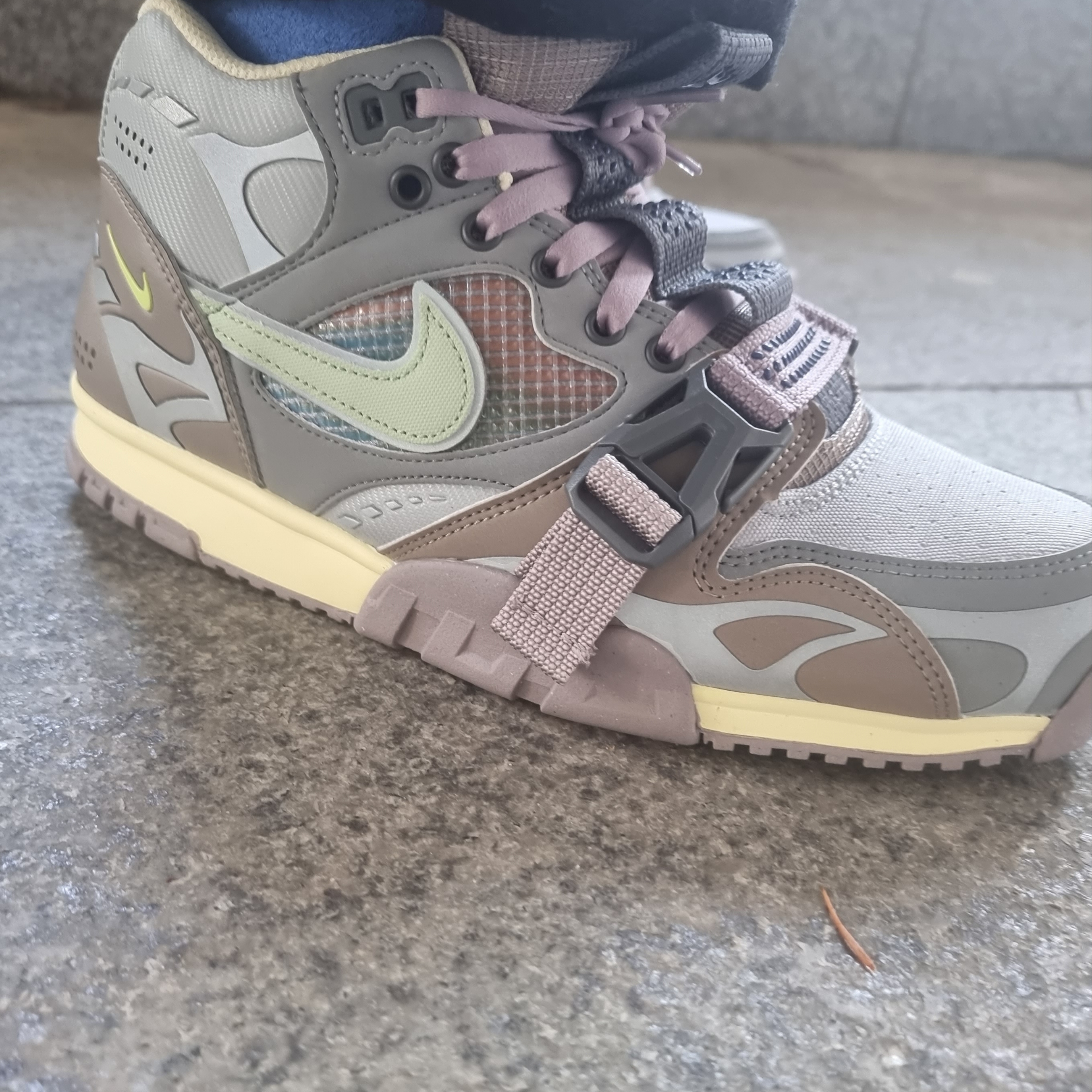 Nike Air Trainer 1 SP Light Smoke Grey and Honeydew 착용 스타일 - 2