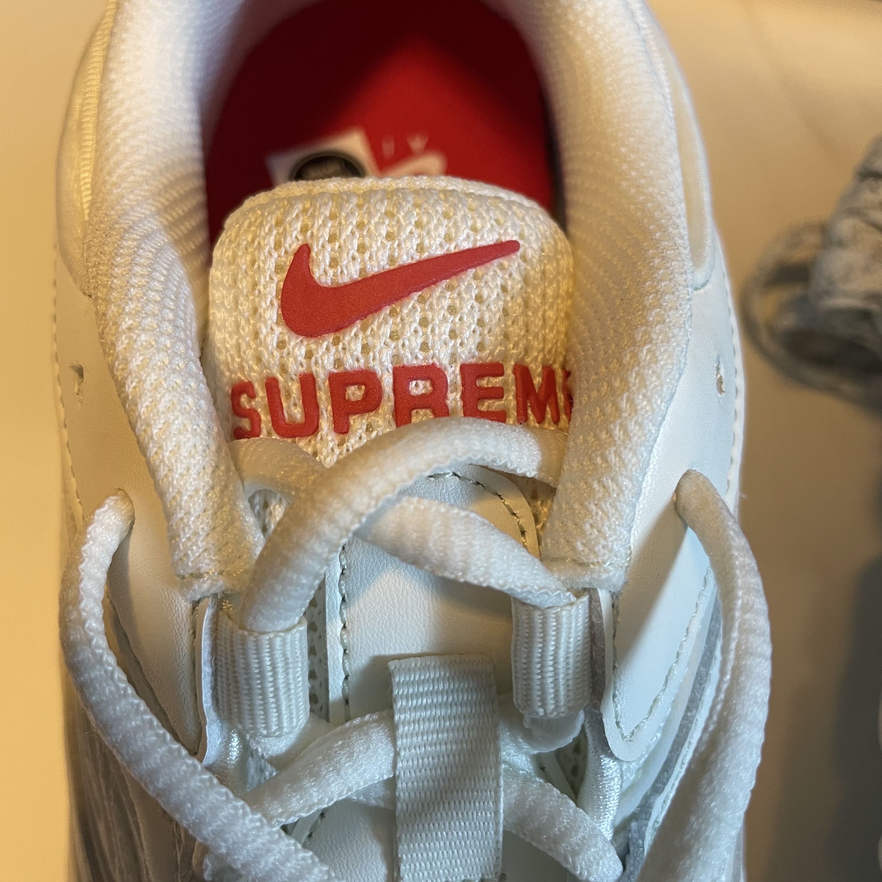 Nike x Supreme Air Max 98 TL White 착용 스타일 - 2