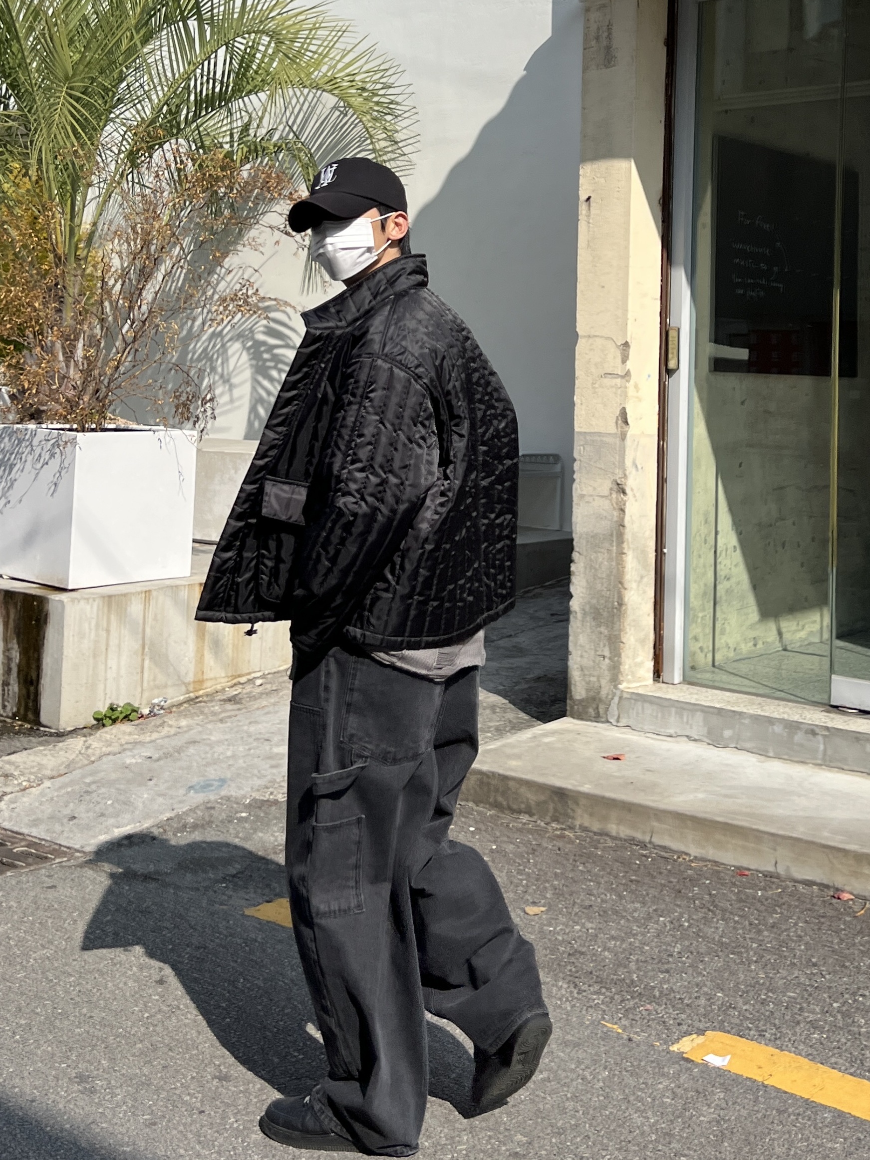 Nike Air Force 1 '07 Low Triple Black 착용 스타일 - 5