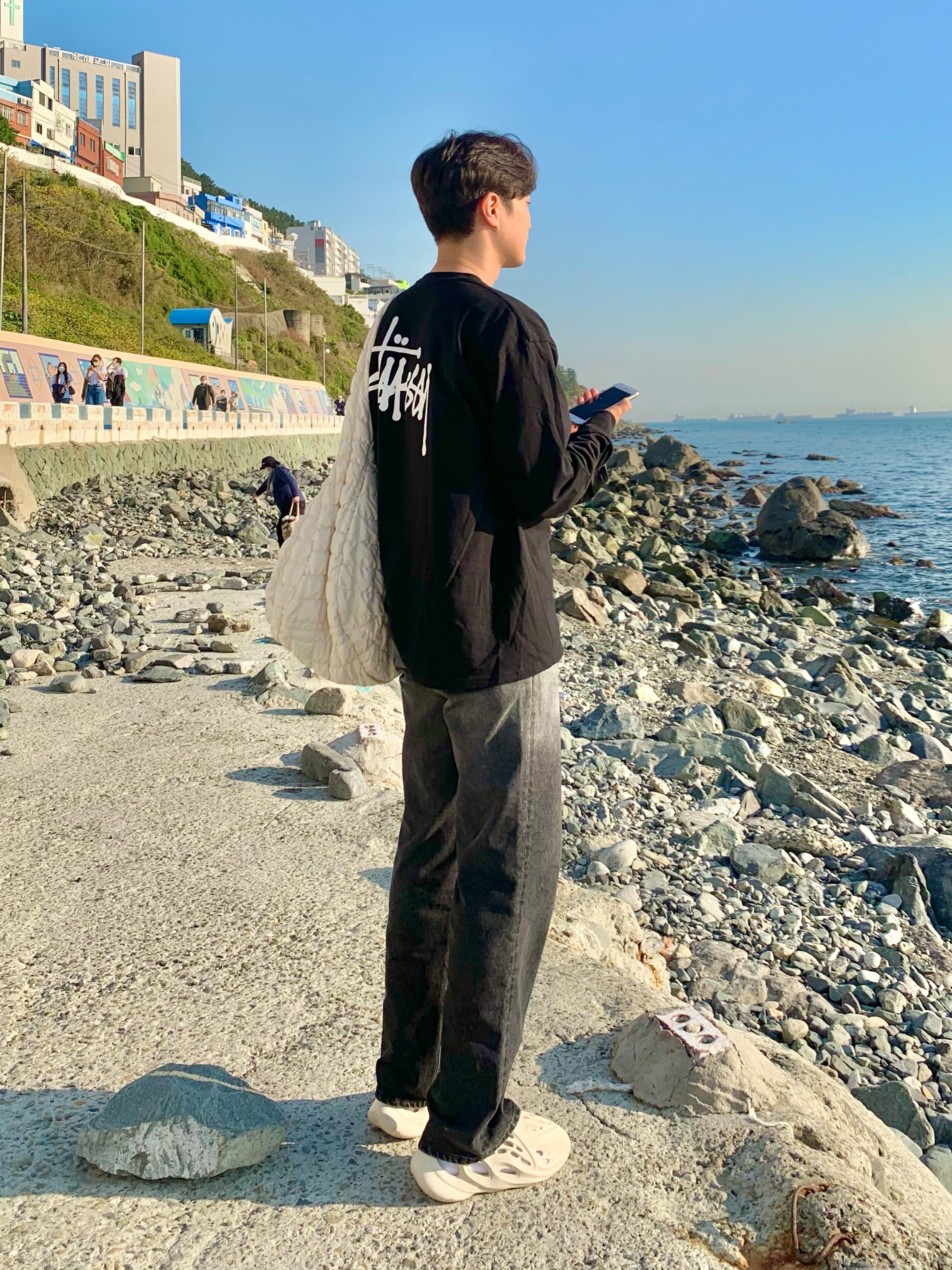 COS Quilted Oversized Shoulder Bag Off White Light Beige, Adidas Yeezy Foam RNNR Sand 착용 스타일 - 1