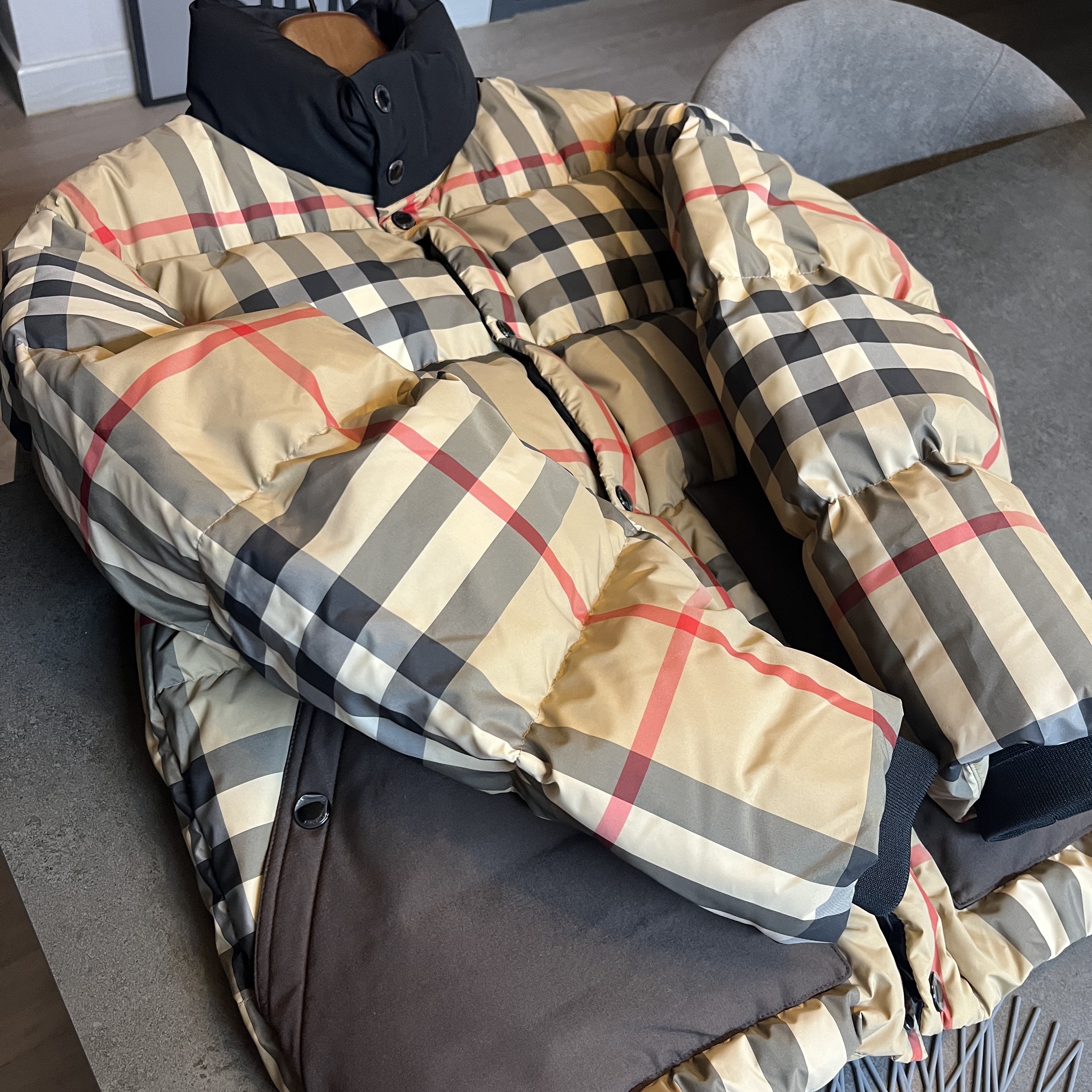 Burberry Check Puffer Jacket Archive Beige 착용 스타일