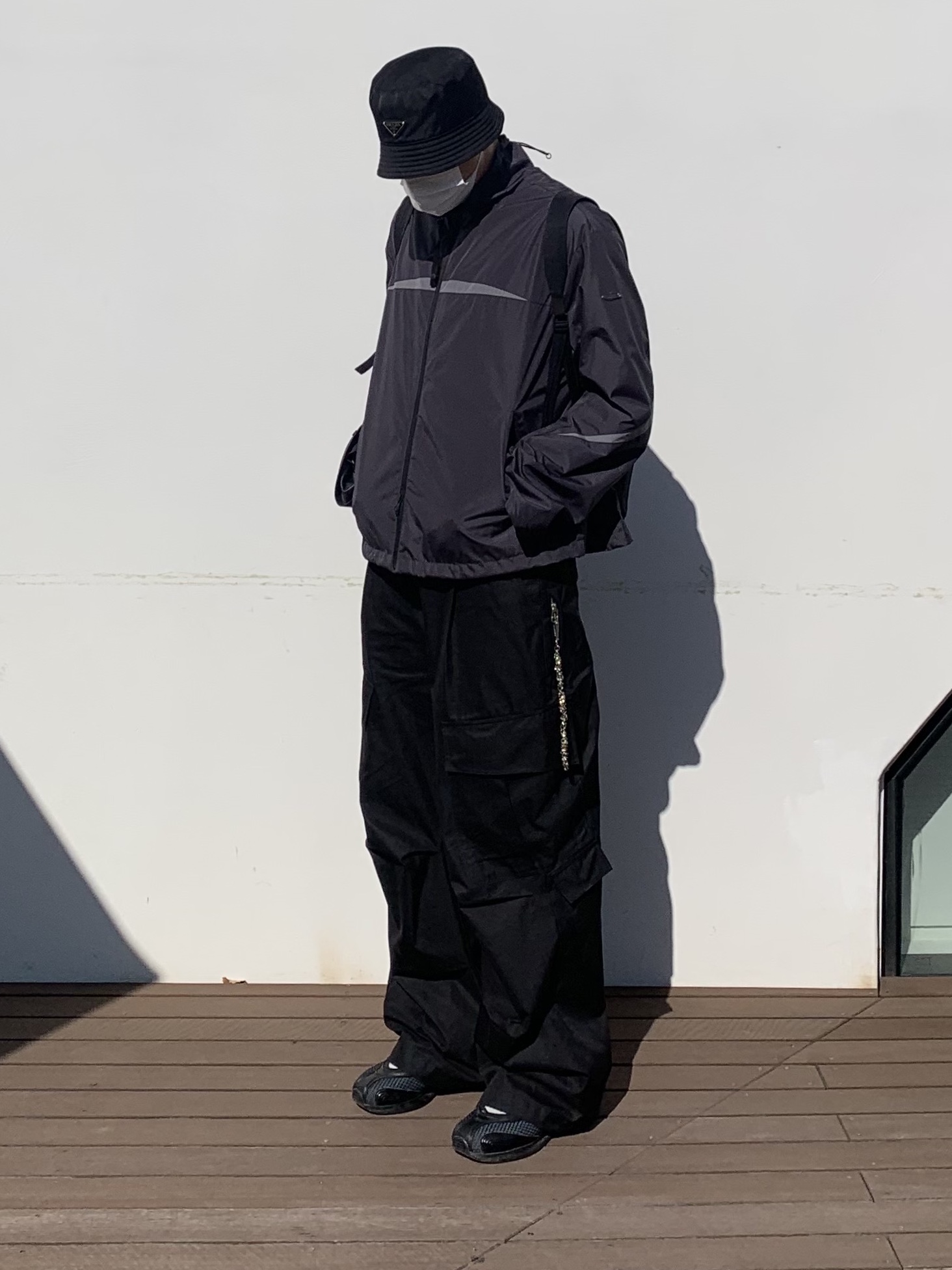 Prada Re-Nylon Bucket Hat Black, Asics x Kiko Kostadinov Gel-Sokat 2 Carrier Grey 착용 스타일 - 2