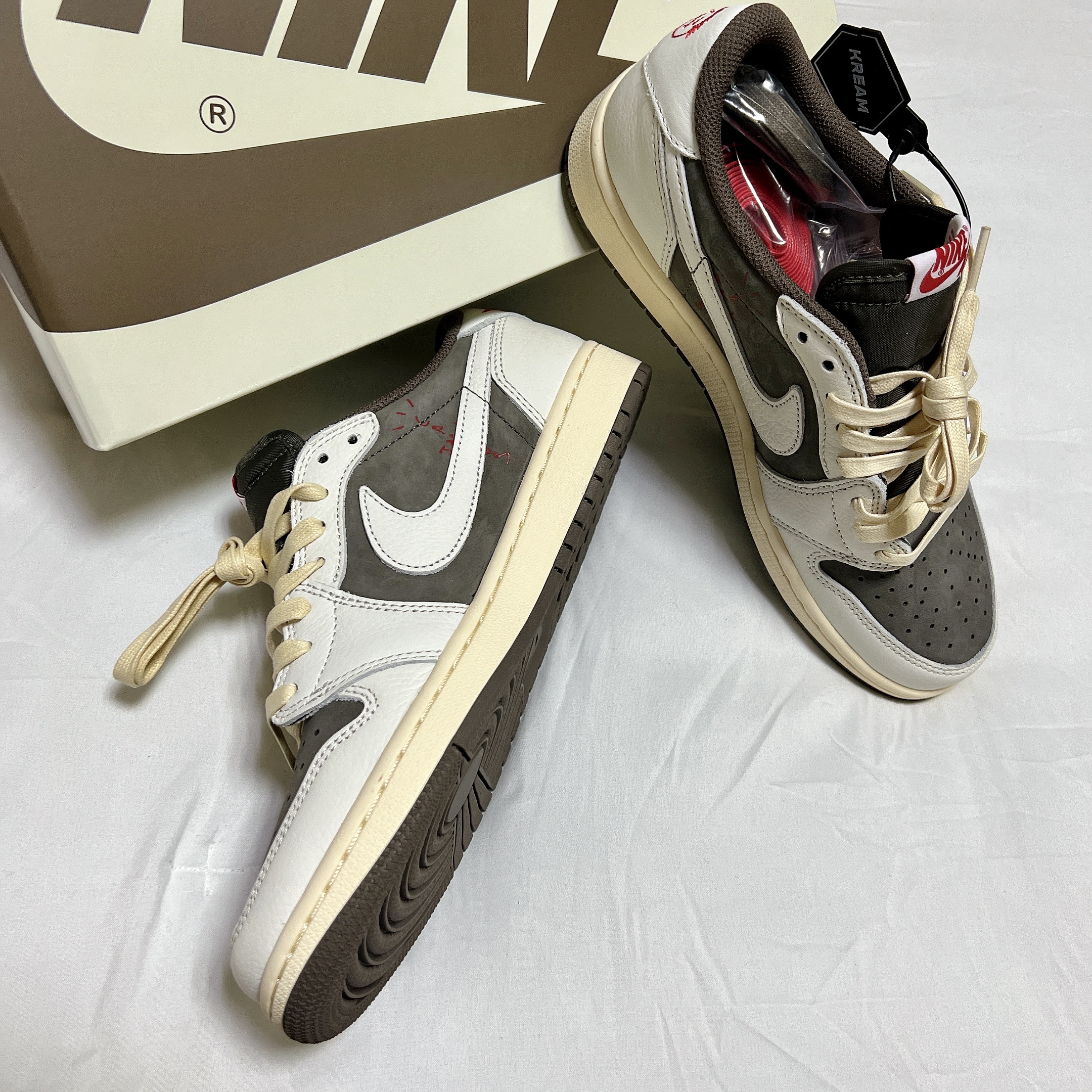 Jordan 1 x Travis Scott Retro Low OG SP Sail and Ridgerock 착용 스타일