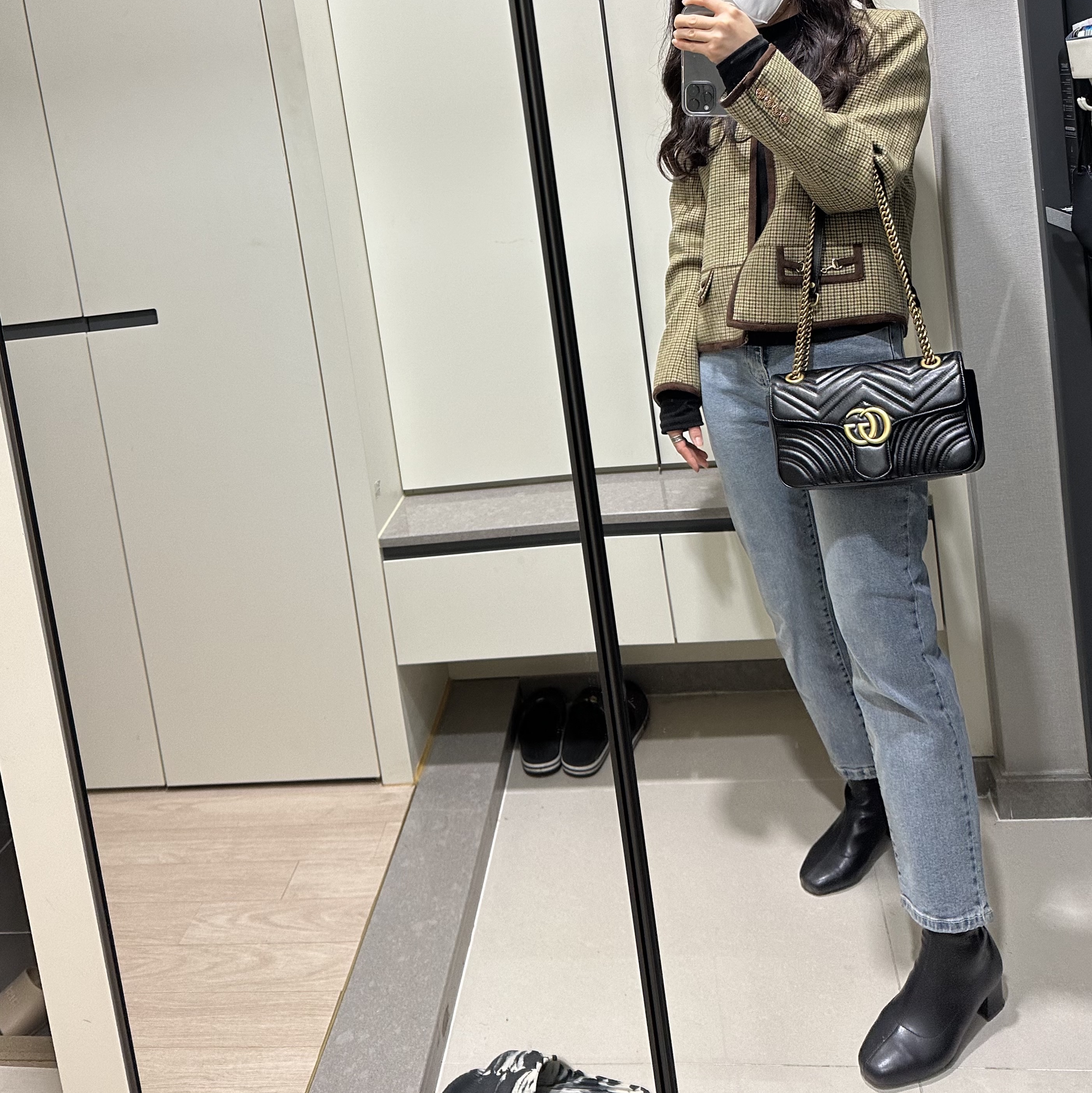 Gucci GG Marmont Matelasse Small Shoulder Bag Black 착용 스타일