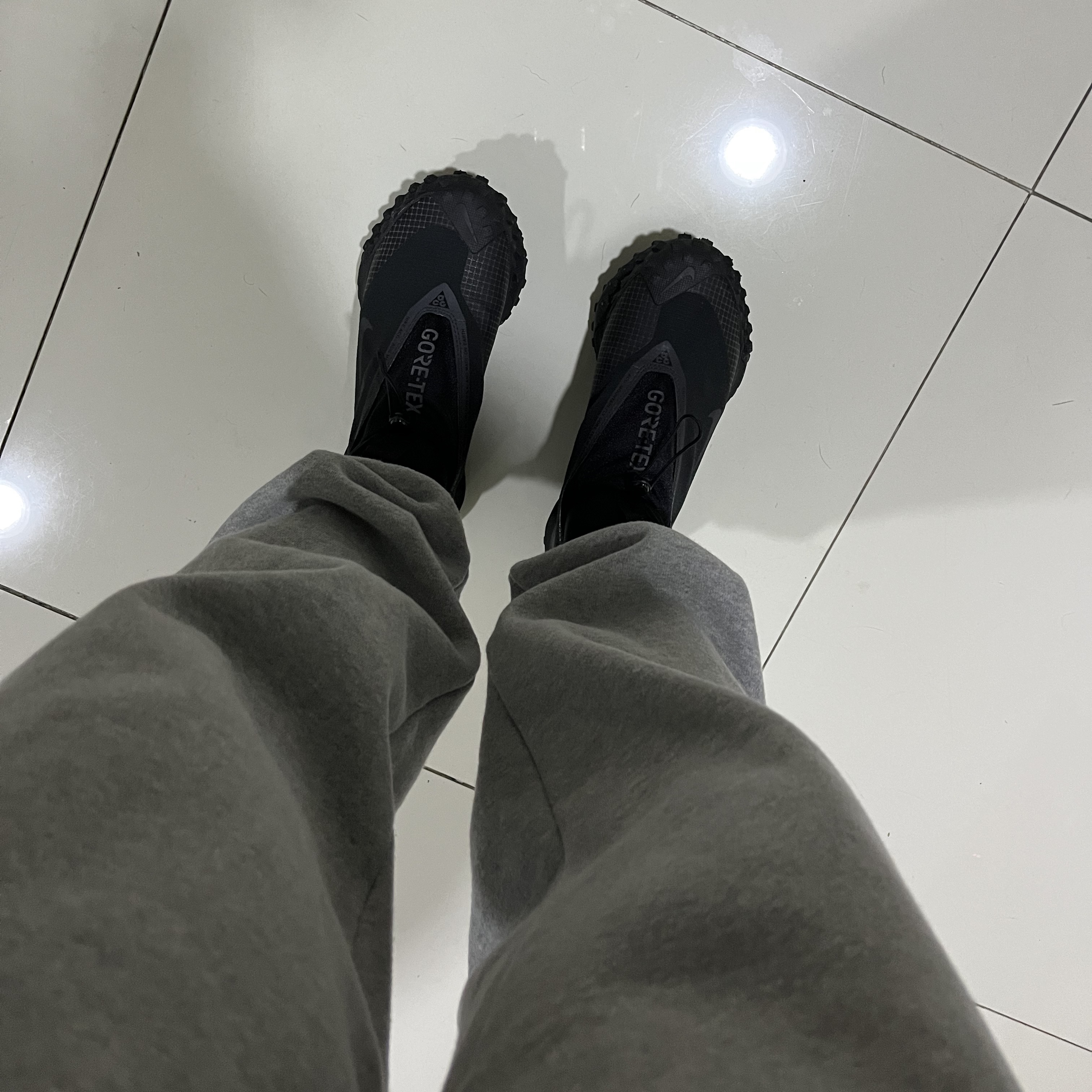 Nike ACG Mountain Fly Gore-Tex Black and Dark Grey 착용 스타일