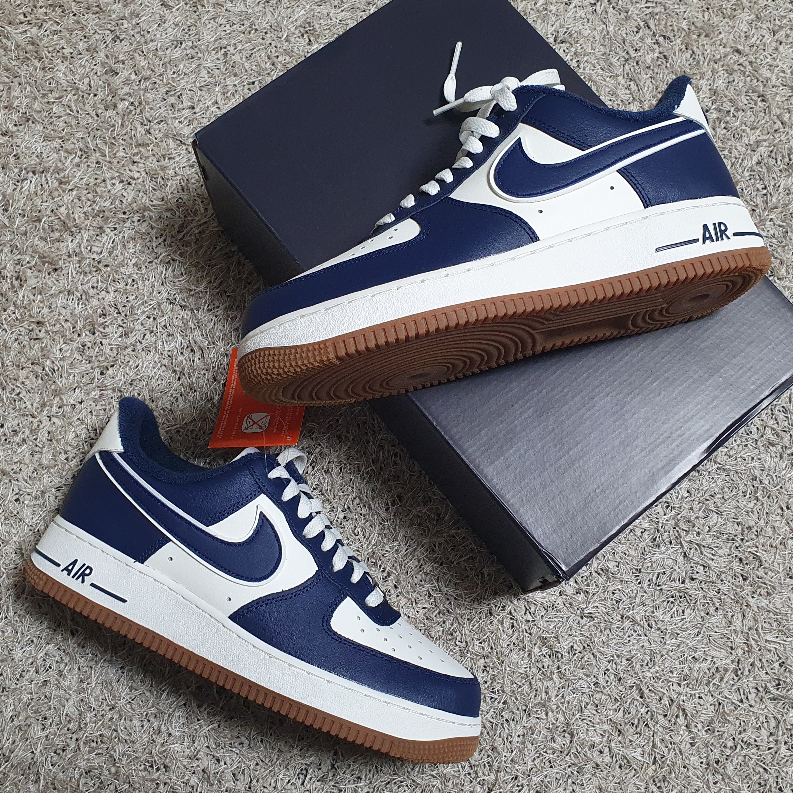 Nike Air Force 1 '07 LV8 Midnight Navy 착용 스타일