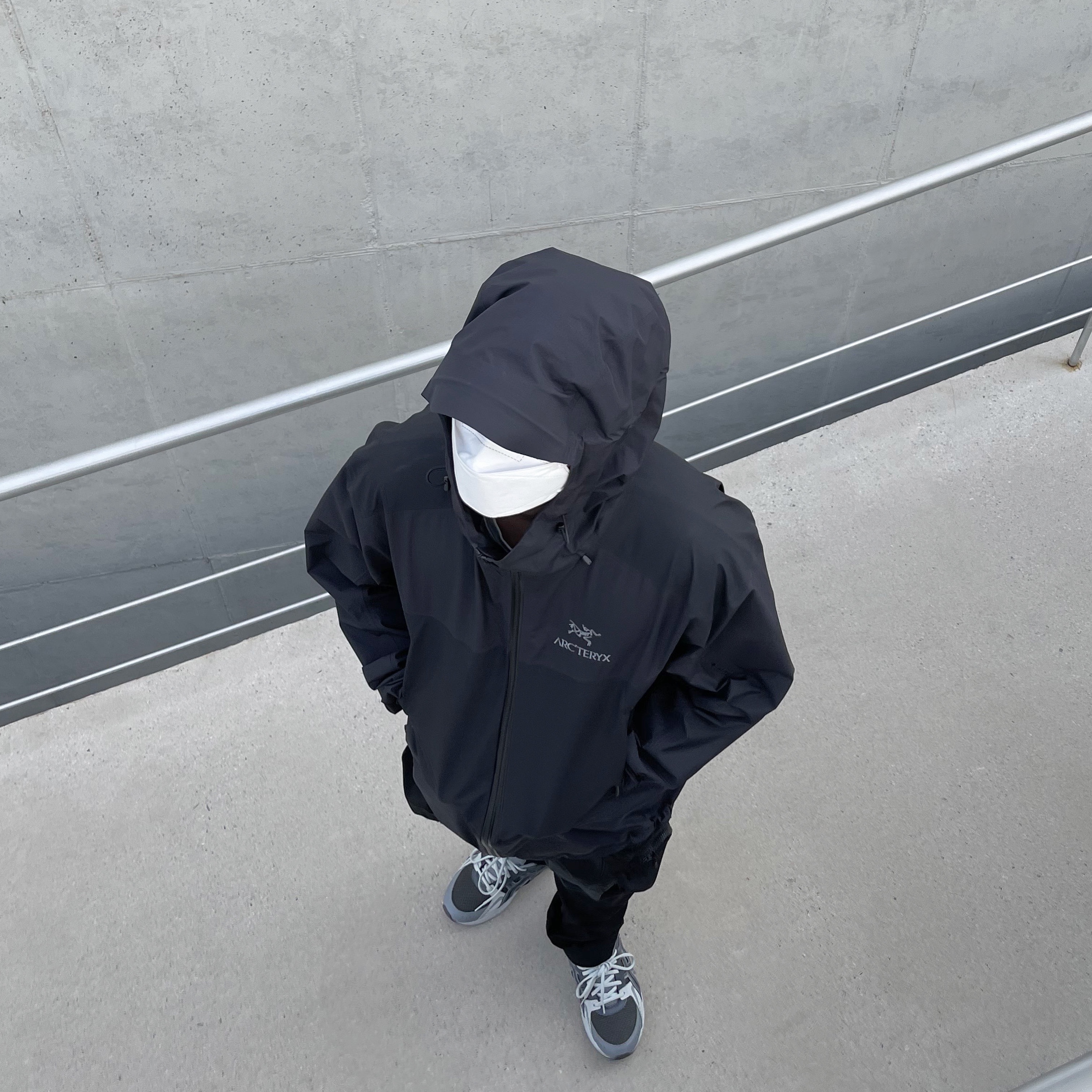 Arc'teryx Zeta SL Jacket Black, Asics Gel-Kyrios Carrier Grey 착용 스타일