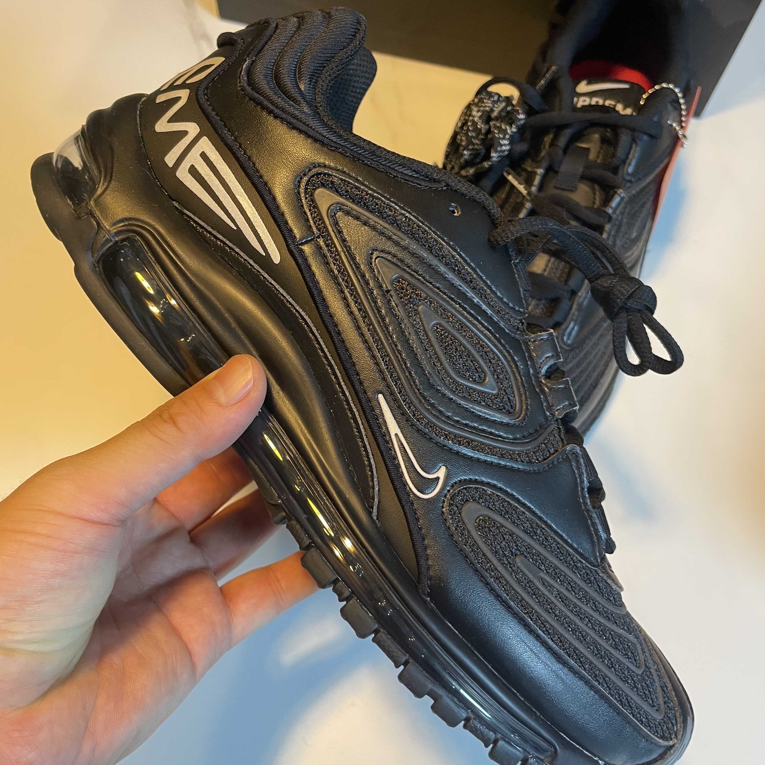 Nike x Supreme Air Max 98 TL Black 착용 스타일 - 3