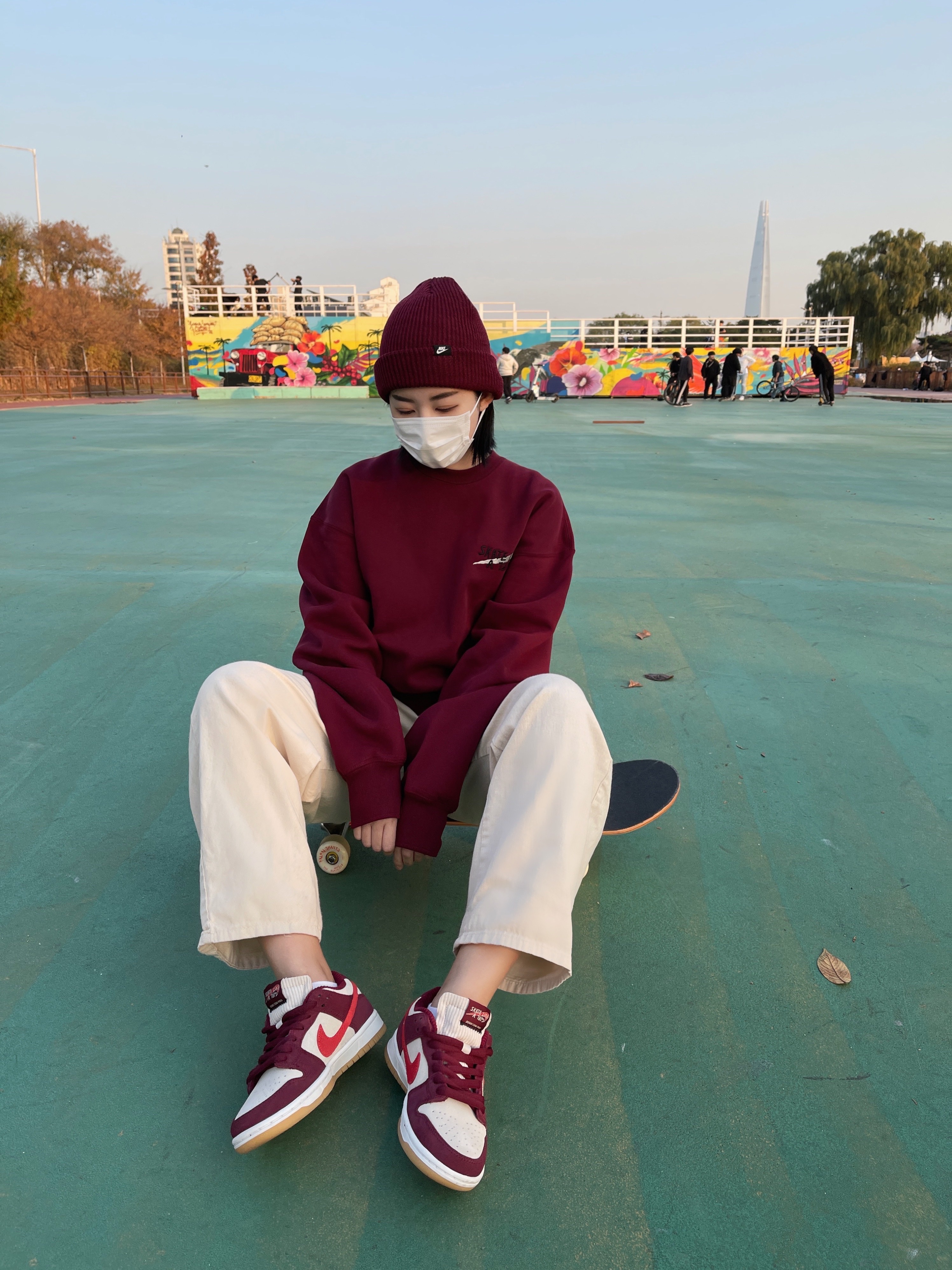 Nike x Skate Like a Girl SB Dunk Low QS Barely Rose 착용 스타일 - 1