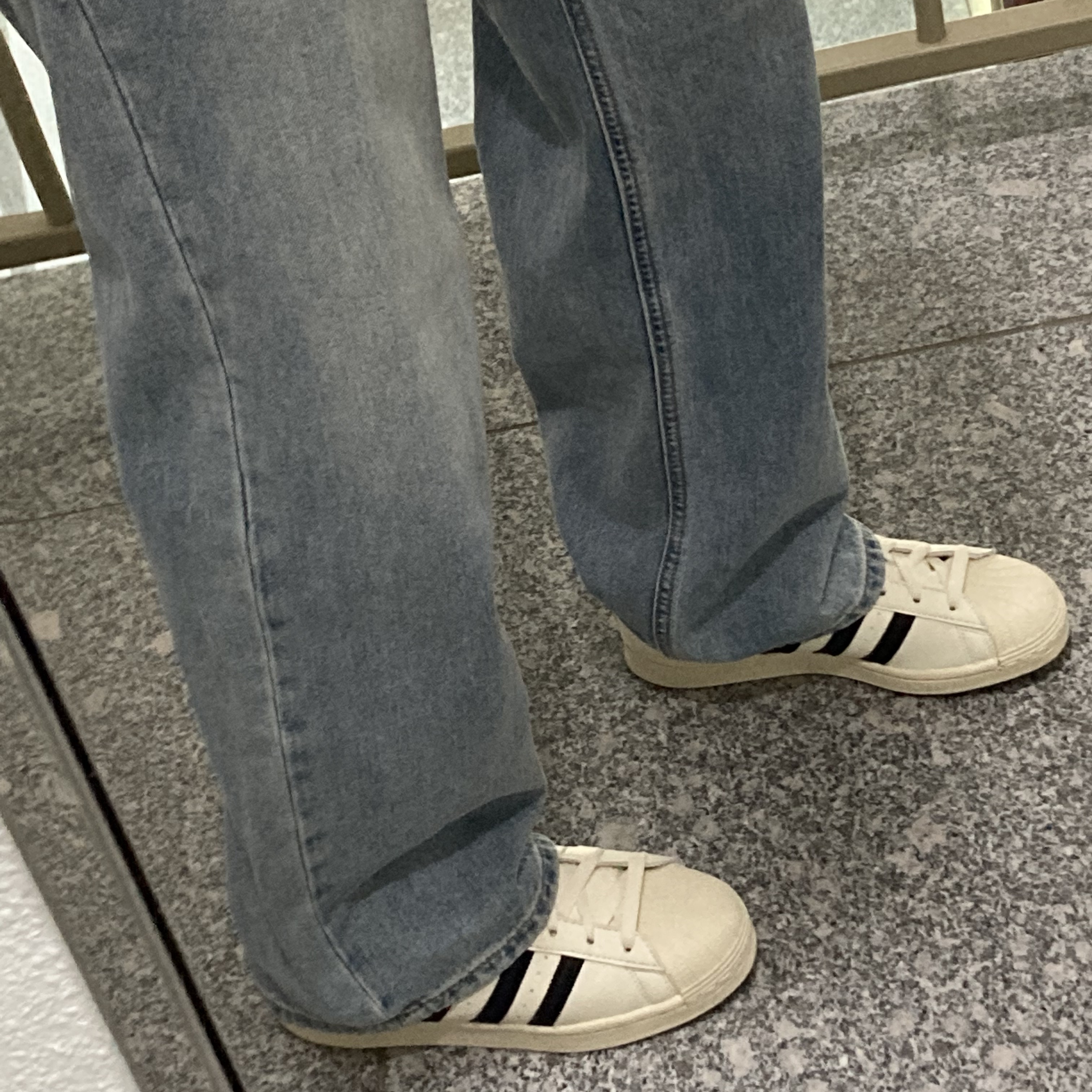 Adidas x Andre Saraiva Superstar Cream White Core Black 착용 스타일 - 1