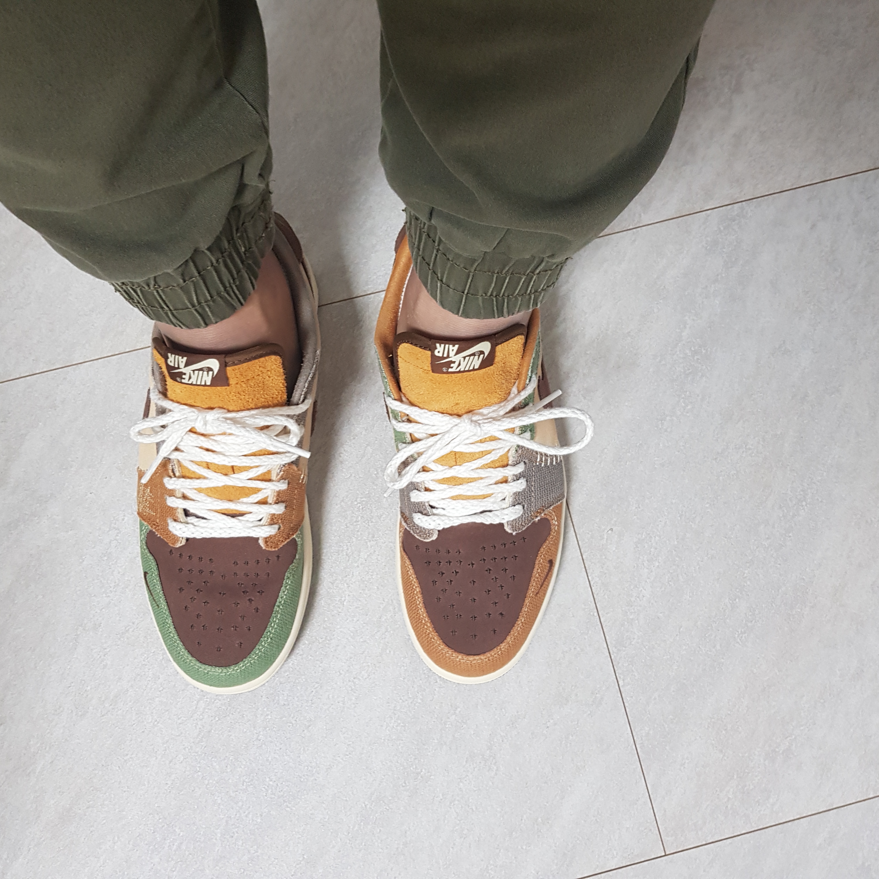Jordan 1 x Zion Williamson Retro Low OG Flax and Oil Green 착용 스타일