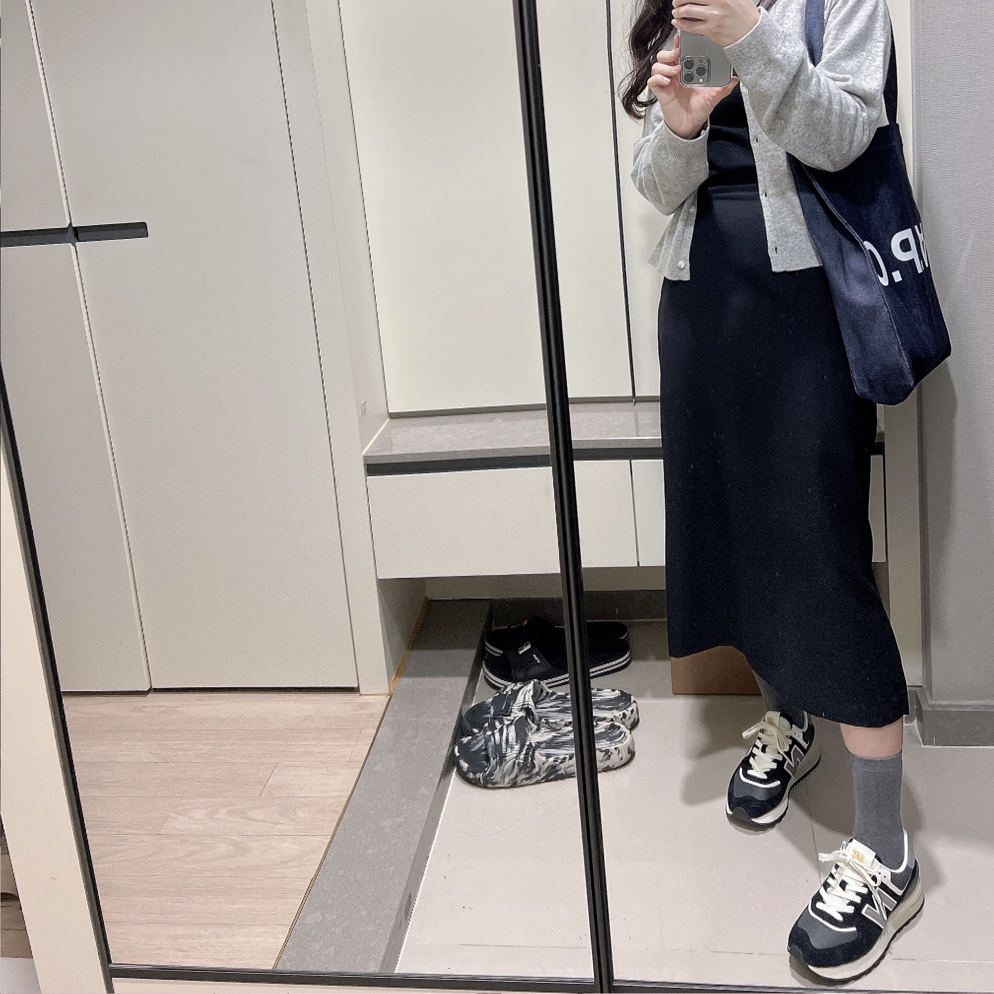 A.P.C. Laure Tote Bag Blue, New Balance 574 Legacy Black 착용 스타일