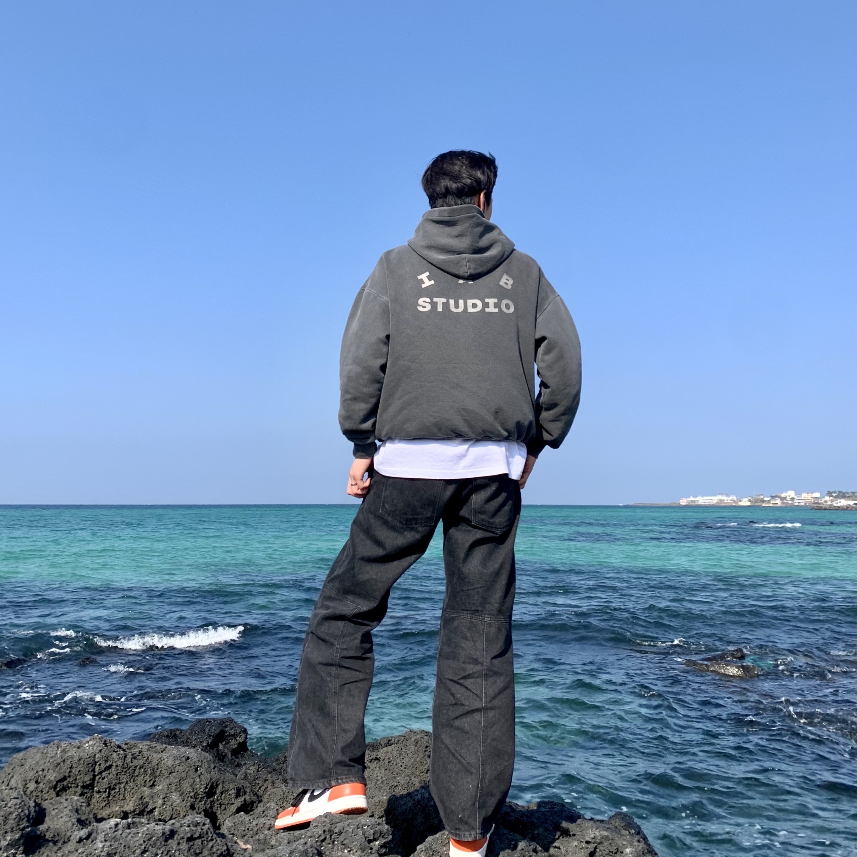 IAB Studio Pigment Hoodie & Sack Black, Jordan 1 Low OG Starfish 착용 스타일 - 2