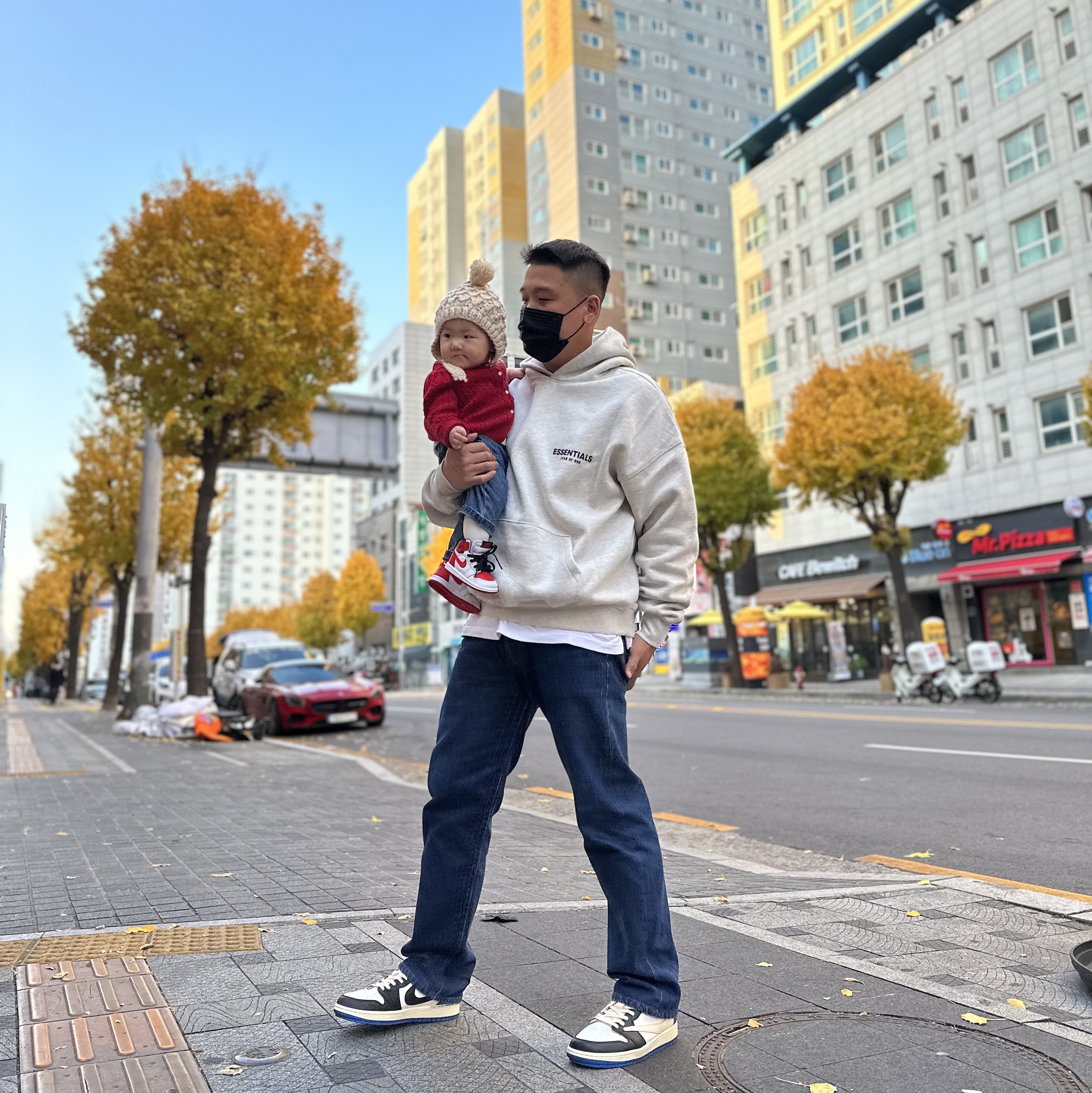 Jordan 1 x Travis Scott x Fragment Retro Low OG SP Military Blue, Essentials The Core Collection Hoodie Light Oatmeal 착용 스타일 - 1