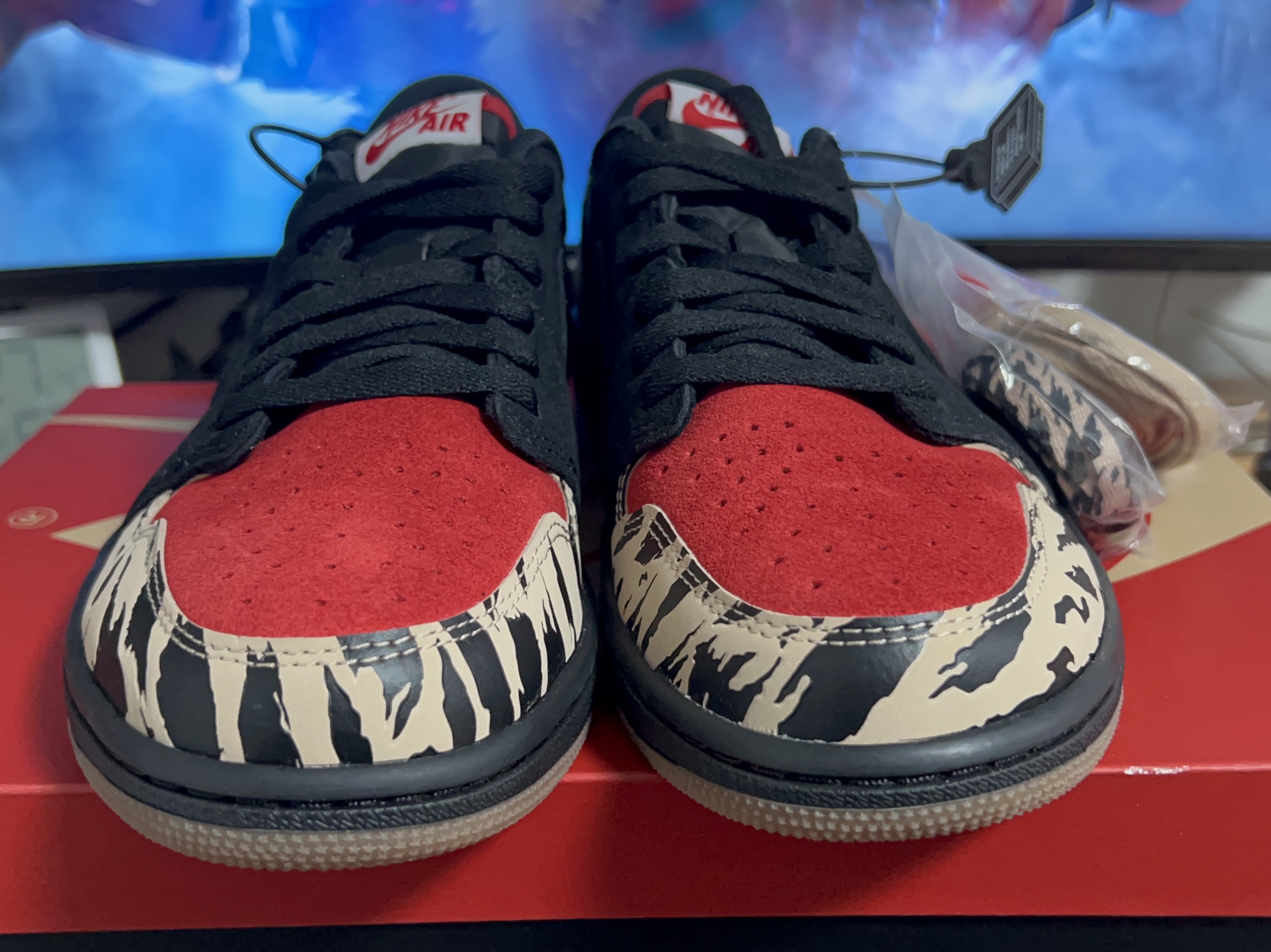 Jordan 1 x SoleFly Retro Low OG SP Black and Sport Red 착용 스타일