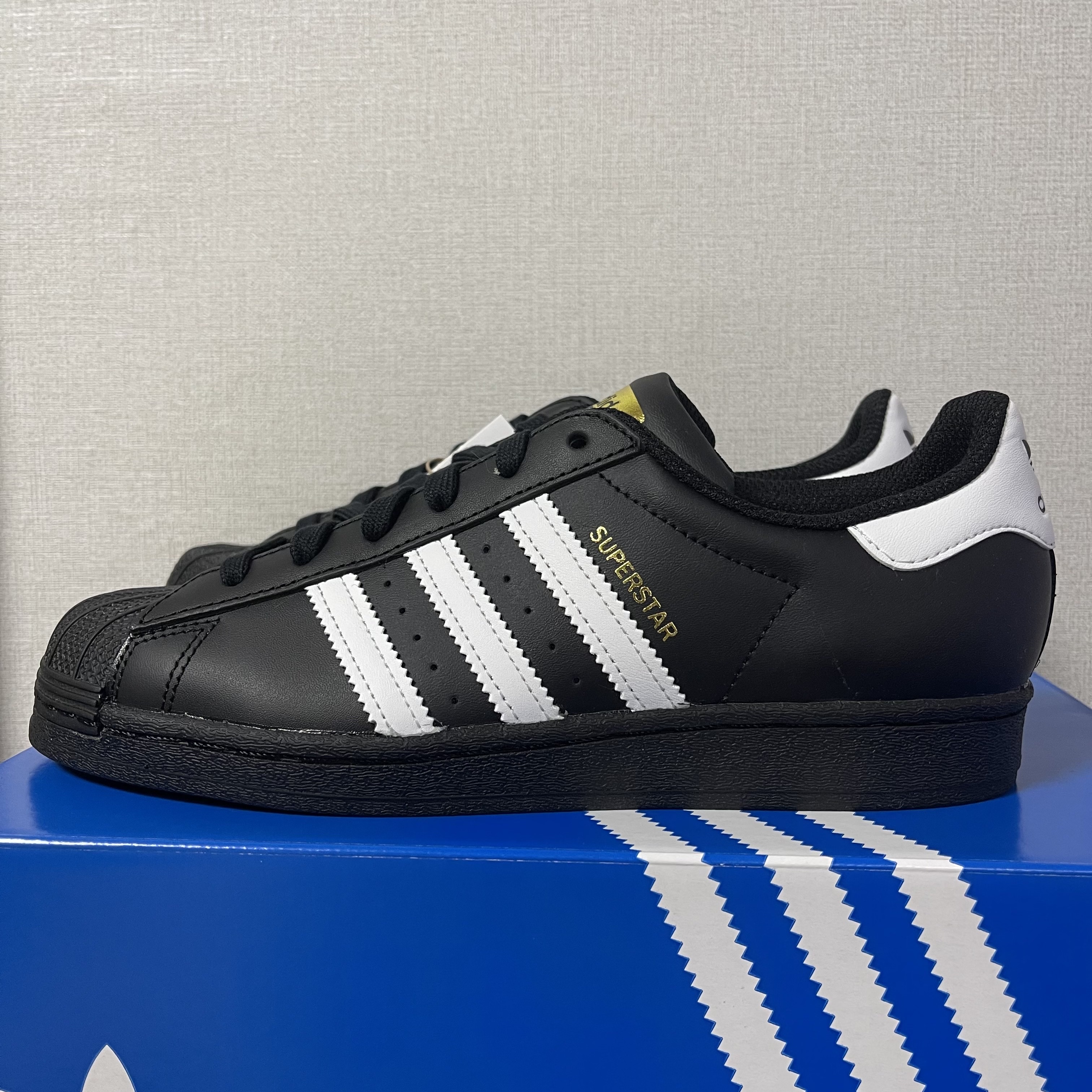 Adidas Superstar Core Black White, (J) Adidas Superstar Black White 착용 스타일 - 2